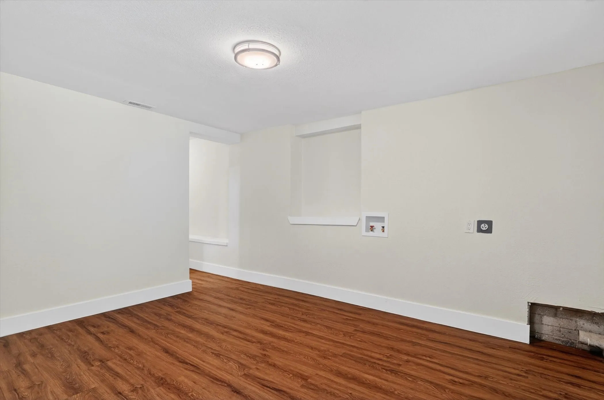 Single Family Residence For Sale in Dallas County , 12415 Kleberg Road, Dallas, Texas 75253, 3 Bedroom, 2 Bathroom, Garage spaces, 1,352 Sqft, built in 1973, mls#21300155, Real Estate Agent in Dallas, Homes For Sale in Dallas county, Homes For Sale in Dallas, Realtor in Dallas Texas, Real Estate Brokerage Independent Realty Texas, Luminita Cordes Realtor