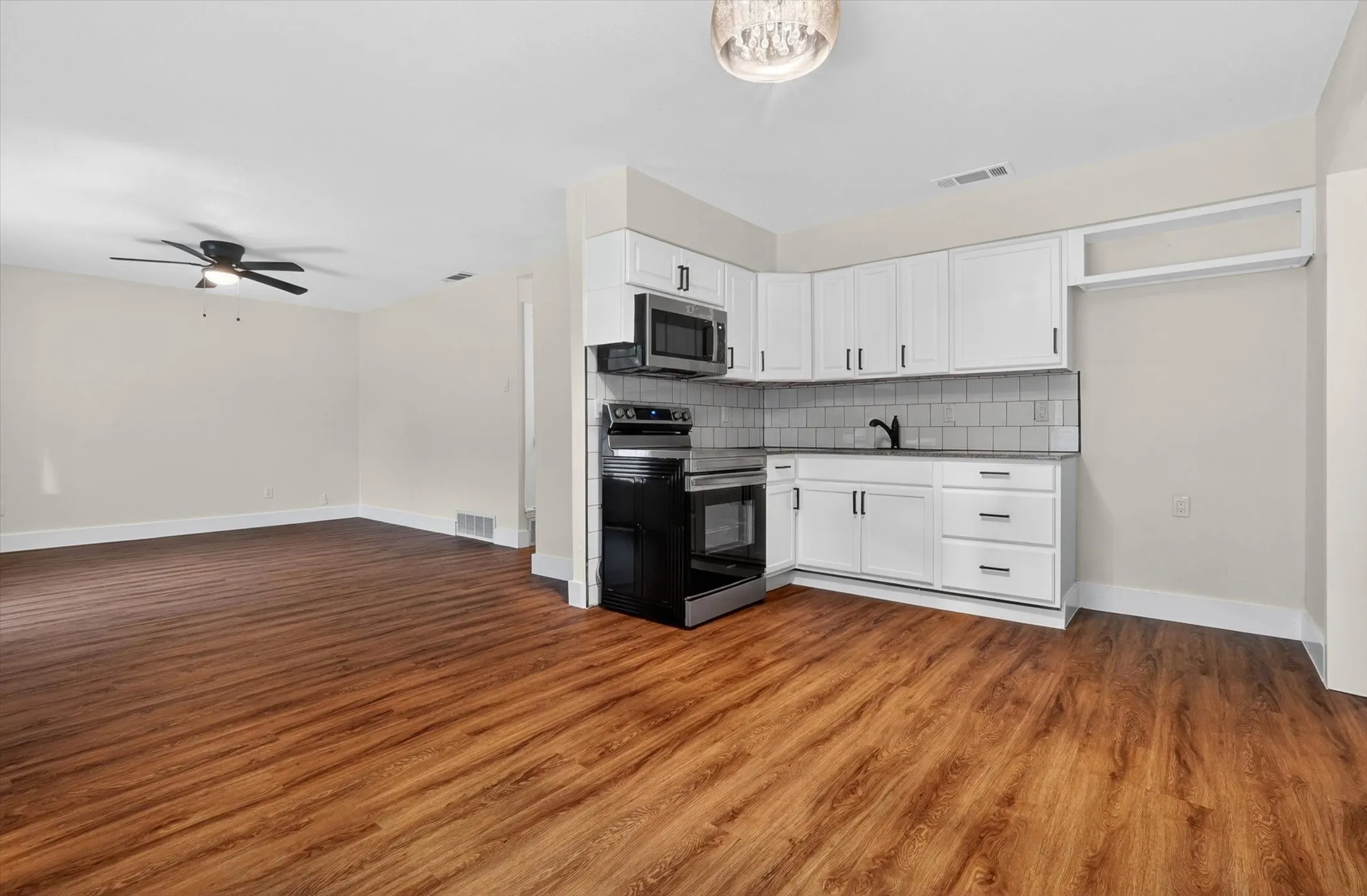 Single Family Residence For Sale in Dallas County , 12415 Kleberg Road, Dallas, Texas 75253, 3 Bedroom, 2 Bathroom, Garage spaces, 1,352 Sqft, built in 1973, mls#21300155, Real Estate Agent in Dallas, Homes For Sale in Dallas county, Homes For Sale in Dallas, Realtor in Dallas Texas, Real Estate Brokerage Independent Realty Texas, Luminita Cordes Realtor