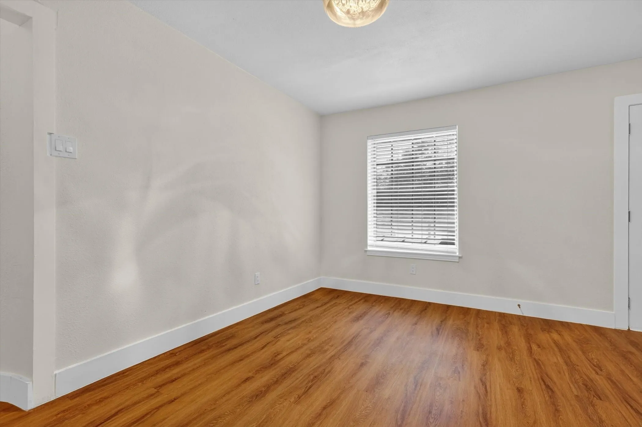 Single Family Residence For Sale in Dallas County , 12415 Kleberg Road, Dallas, Texas 75253, 3 Bedroom, 2 Bathroom, Garage spaces, 1,352 Sqft, built in 1973, mls#21300155, Real Estate Agent in Dallas, Homes For Sale in Dallas county, Homes For Sale in Dallas, Realtor in Dallas Texas, Real Estate Brokerage Independent Realty Texas, Luminita Cordes Realtor