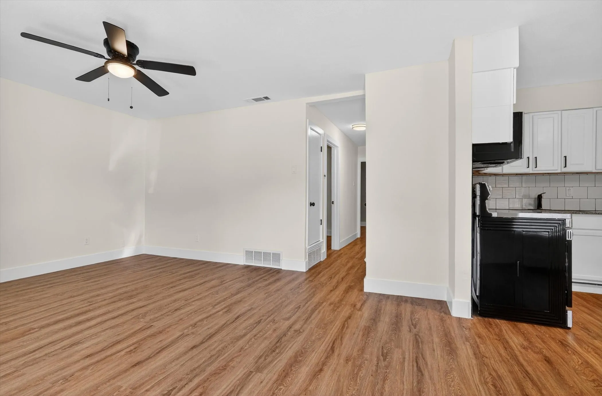 Single Family Residence For Sale in Dallas County , 12415 Kleberg Road, Dallas, Texas 75253, 3 Bedroom, 2 Bathroom, Garage spaces, 1,352 Sqft, built in 1973, mls#21300155, Real Estate Agent in Dallas, Homes For Sale in Dallas county, Homes For Sale in Dallas, Realtor in Dallas Texas, Real Estate Brokerage Independent Realty Texas, Luminita Cordes Realtor