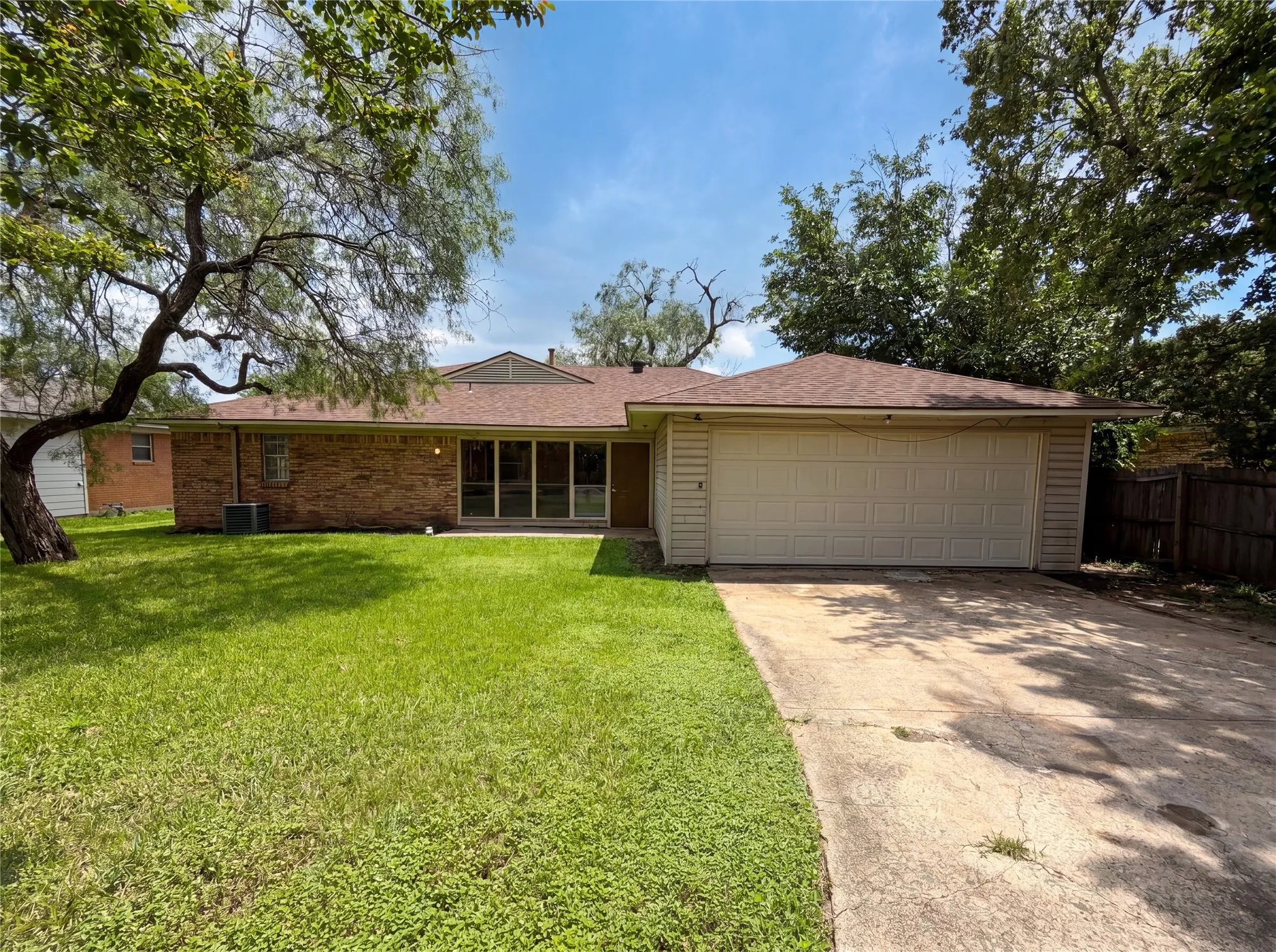 Single Family Residence For Sale in Dallas County , 3327 Portlock Drive, Farmers Branch, Texas 75234, 4 Bedroom, 2 Bathroom, 2 Garage spaces, 1,744 Sqft, built in 1960, mls#21300677, Real Estate Agent in Farmers Branch, Homes For Sale in Dallas county, Homes For Sale in Farmers Branch, Realtor in Farmers Branch Texas, Real Estate Brokerage Independent Realty Texas, Luminita Cordes Realtor