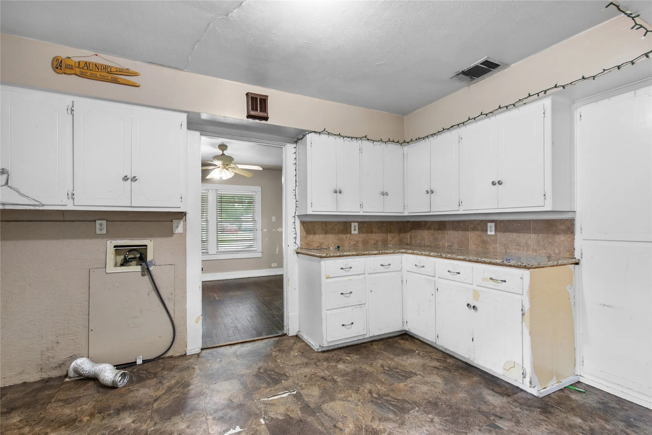 Single Family Residence For Sale in Grayson County , 1211 N Harrison Avenue, Sherman, Texas 75090, 3 Bedroom, 1 Bathroom, Garage spaces, 1,399 Sqft, built in 1930, mls#21300985, Real Estate Agent in Sherman, Homes For Sale in Grayson county, Homes For Sale in Sherman, Realtor in Sherman Texas, Real Estate Brokerage Independent Realty Texas, Luminita Cordes Realtor