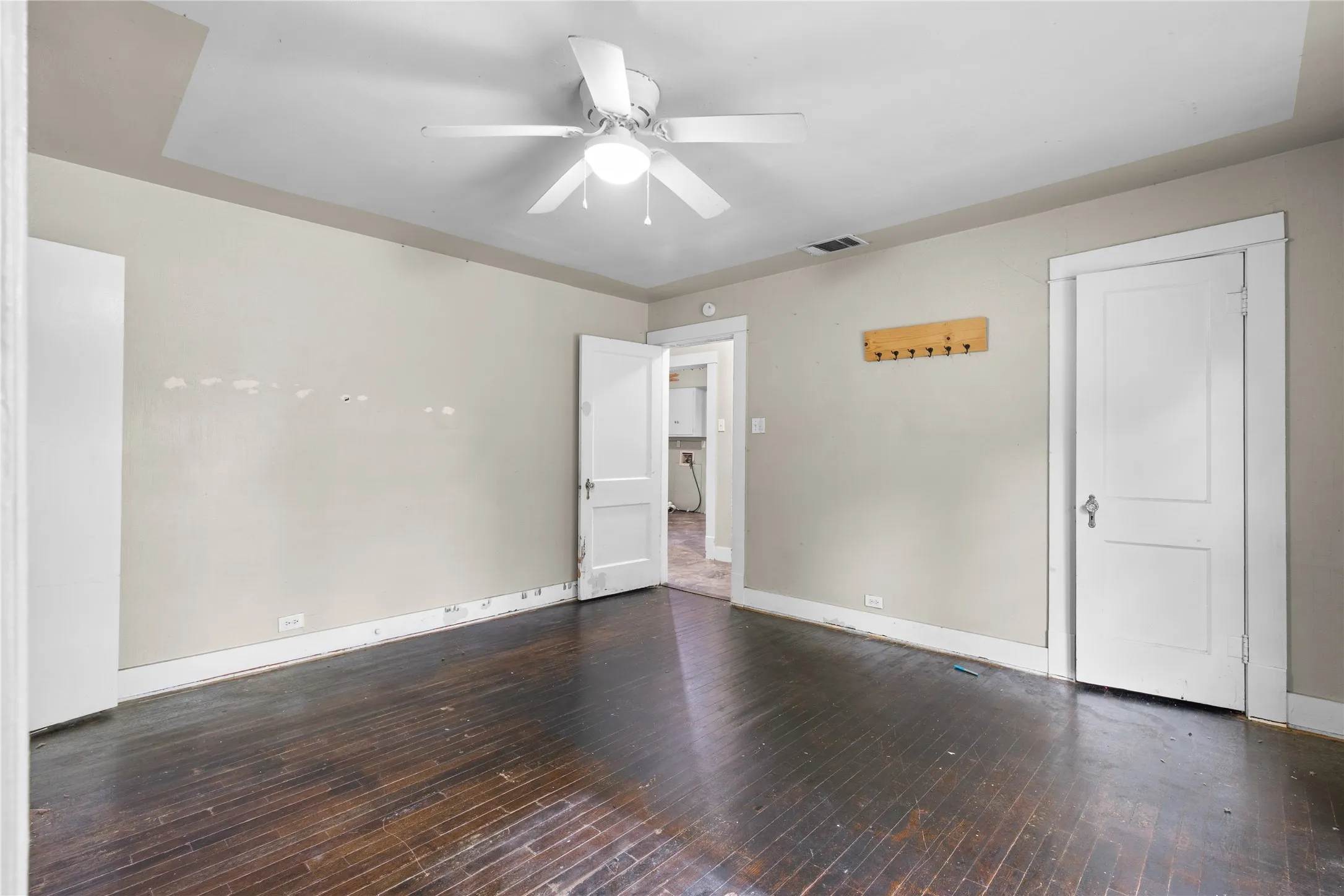 Single Family Residence For Sale in Grayson County , 1211 N Harrison Avenue, Sherman, Texas 75090, 3 Bedroom, 1 Bathroom, Garage spaces, 1,399 Sqft, built in 1930, mls#21300985, Real Estate Agent in Sherman, Homes For Sale in Grayson county, Homes For Sale in Sherman, Realtor in Sherman Texas, Real Estate Brokerage Independent Realty Texas, Luminita Cordes Realtor