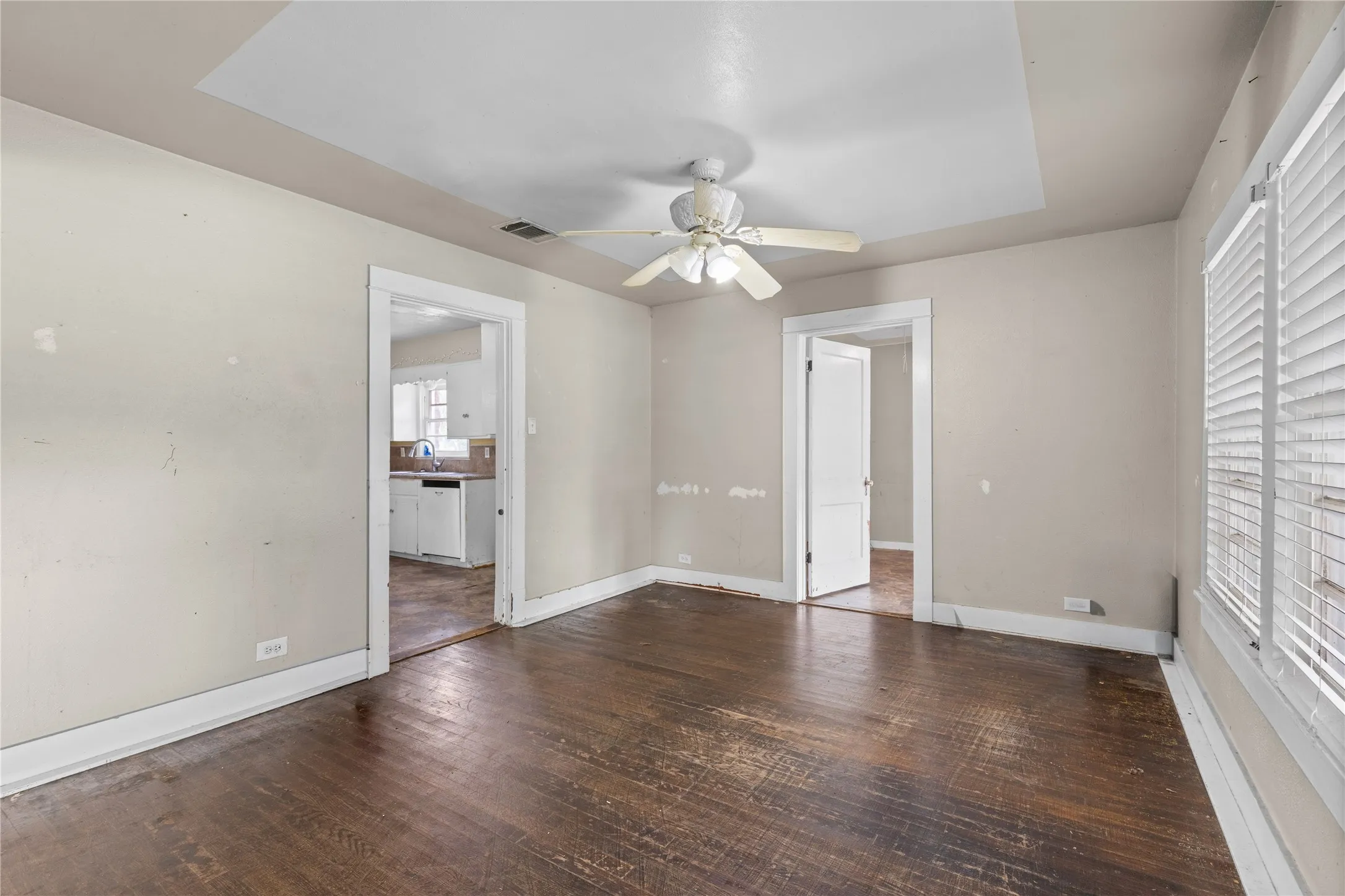 Single Family Residence For Sale in Grayson County , 1211 N Harrison Avenue, Sherman, Texas 75090, 3 Bedroom, 1 Bathroom, Garage spaces, 1,399 Sqft, built in 1930, mls#21300985, Real Estate Agent in Sherman, Homes For Sale in Grayson county, Homes For Sale in Sherman, Realtor in Sherman Texas, Real Estate Brokerage Independent Realty Texas, Luminita Cordes Realtor