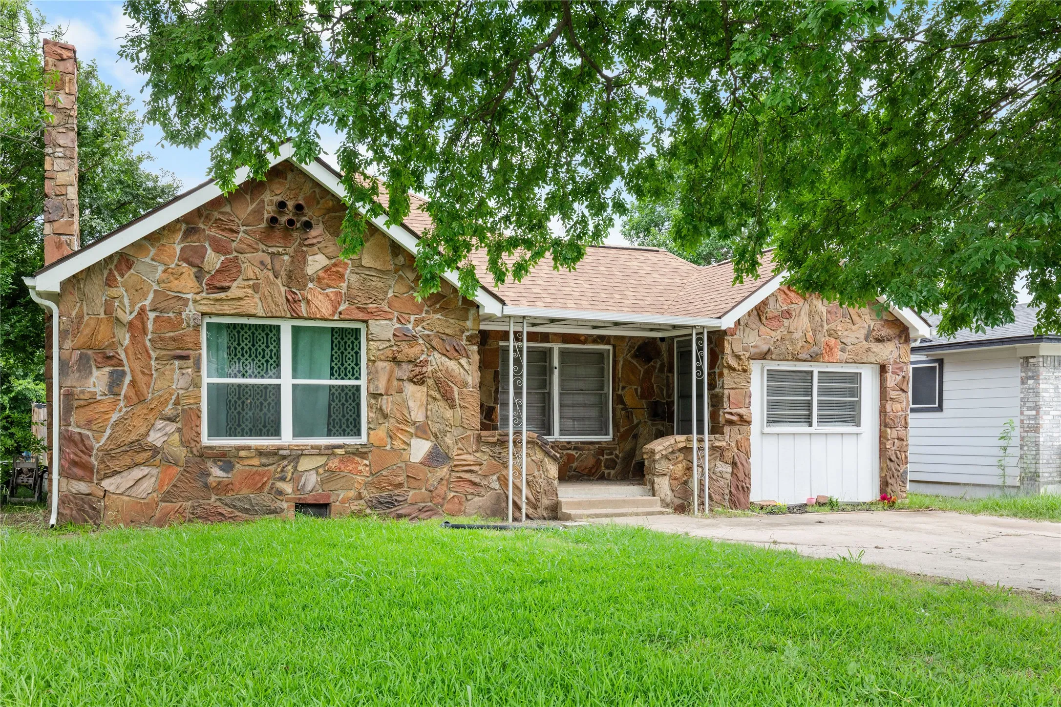 Single Family Residence For Sale in Grayson County , 1211 N Harrison Avenue, Sherman, Texas 75090, 3 Bedroom, 1 Bathroom, Garage spaces, 1,399 Sqft, built in 1930, mls#21300985, Real Estate Agent in Sherman, Homes For Sale in Grayson county, Homes For Sale in Sherman, Realtor in Sherman Texas, Real Estate Brokerage Independent Realty Texas, Luminita Cordes Realtor