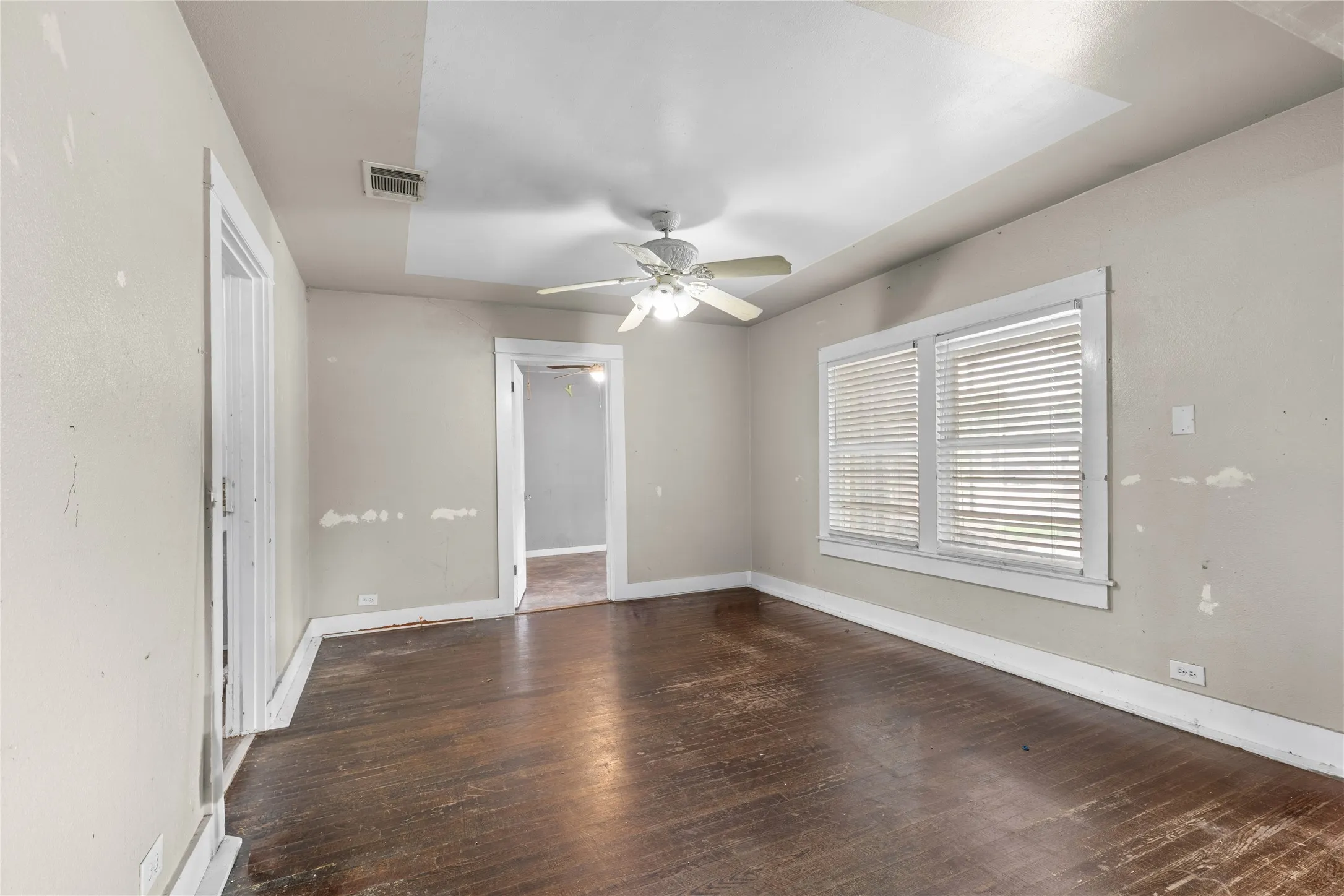 Single Family Residence For Sale in Grayson County , 1211 N Harrison Avenue, Sherman, Texas 75090, 3 Bedroom, 1 Bathroom, Garage spaces, 1,399 Sqft, built in 1930, mls#21300985, Real Estate Agent in Sherman, Homes For Sale in Grayson county, Homes For Sale in Sherman, Realtor in Sherman Texas, Real Estate Brokerage Independent Realty Texas, Luminita Cordes Realtor
