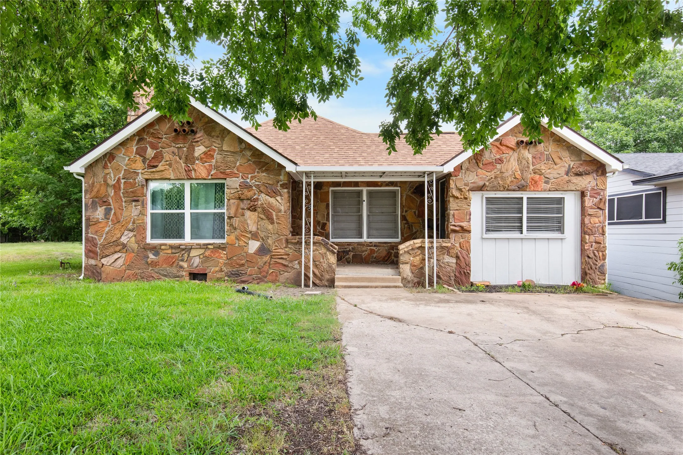 Single Family Residence For Sale in Grayson County , 1211 N Harrison Avenue, Sherman, Texas 75090, 3 Bedroom, 1 Bathroom, Garage spaces, 1,399 Sqft, built in 1930, mls#21300985, Real Estate Agent in Sherman, Homes For Sale in Grayson county, Homes For Sale in Sherman, Realtor in Sherman Texas, Real Estate Brokerage Independent Realty Texas, Luminita Cordes Realtor