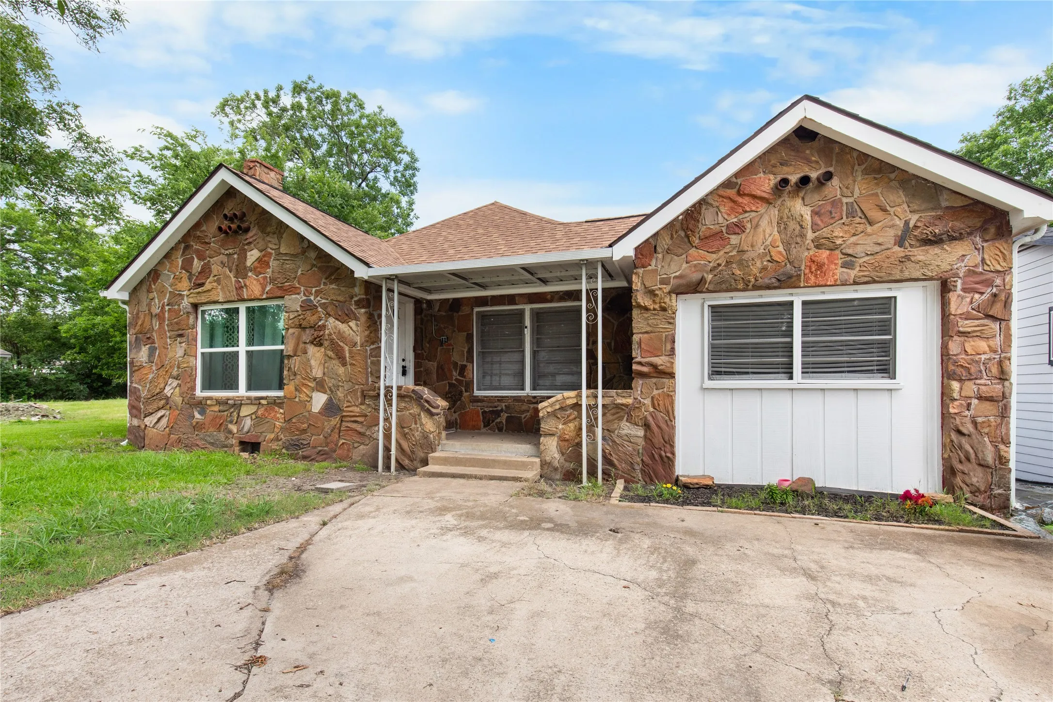 Single Family Residence For Sale in Grayson County , 1211 N Harrison Avenue, Sherman, Texas 75090, 3 Bedroom, 1 Bathroom, Garage spaces, 1,399 Sqft, built in 1930, mls#21300985, Real Estate Agent in Sherman, Homes For Sale in Grayson county, Homes For Sale in Sherman, Realtor in Sherman Texas, Real Estate Brokerage Independent Realty Texas, Luminita Cordes Realtor