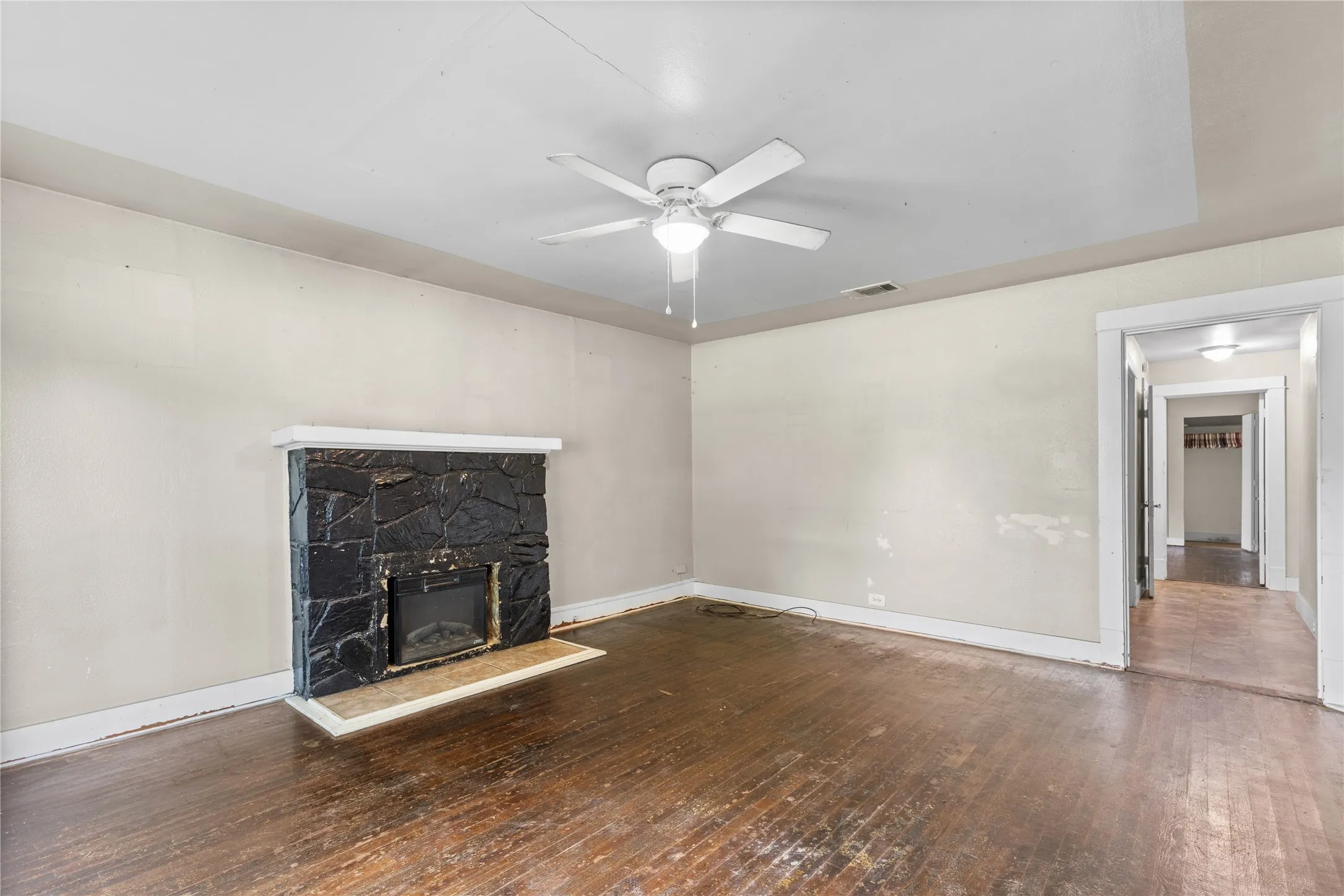 Single Family Residence For Sale in Grayson County , 1211 N Harrison Avenue, Sherman, Texas 75090, 3 Bedroom, 1 Bathroom, Garage spaces, 1,399 Sqft, built in 1930, mls#21300985, Real Estate Agent in Sherman, Homes For Sale in Grayson county, Homes For Sale in Sherman, Realtor in Sherman Texas, Real Estate Brokerage Independent Realty Texas, Luminita Cordes Realtor