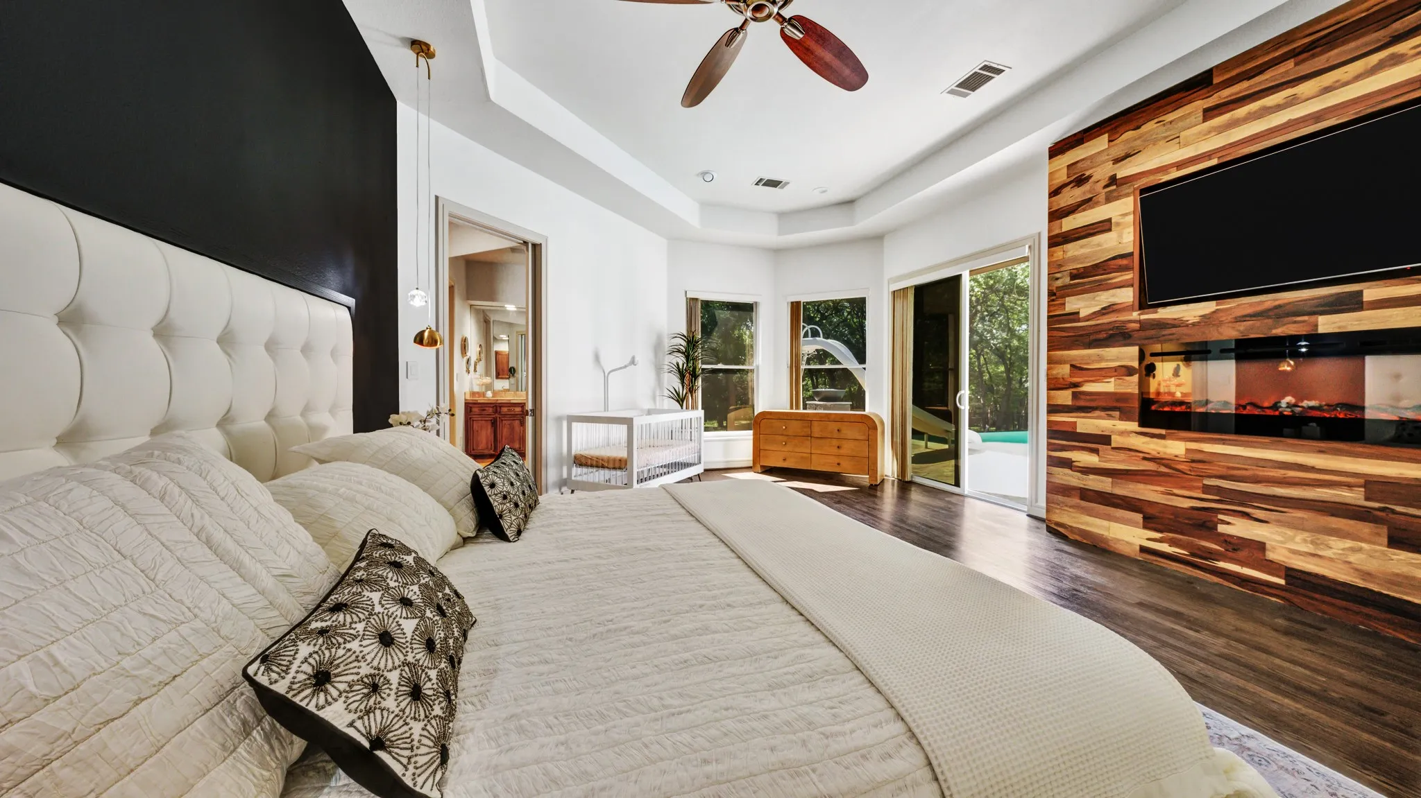 Bedroom f