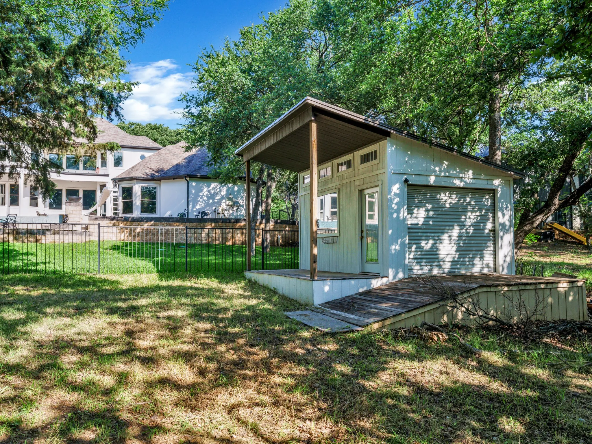 Spacious outbuilding ideal for hobbies, equipment or additional storage