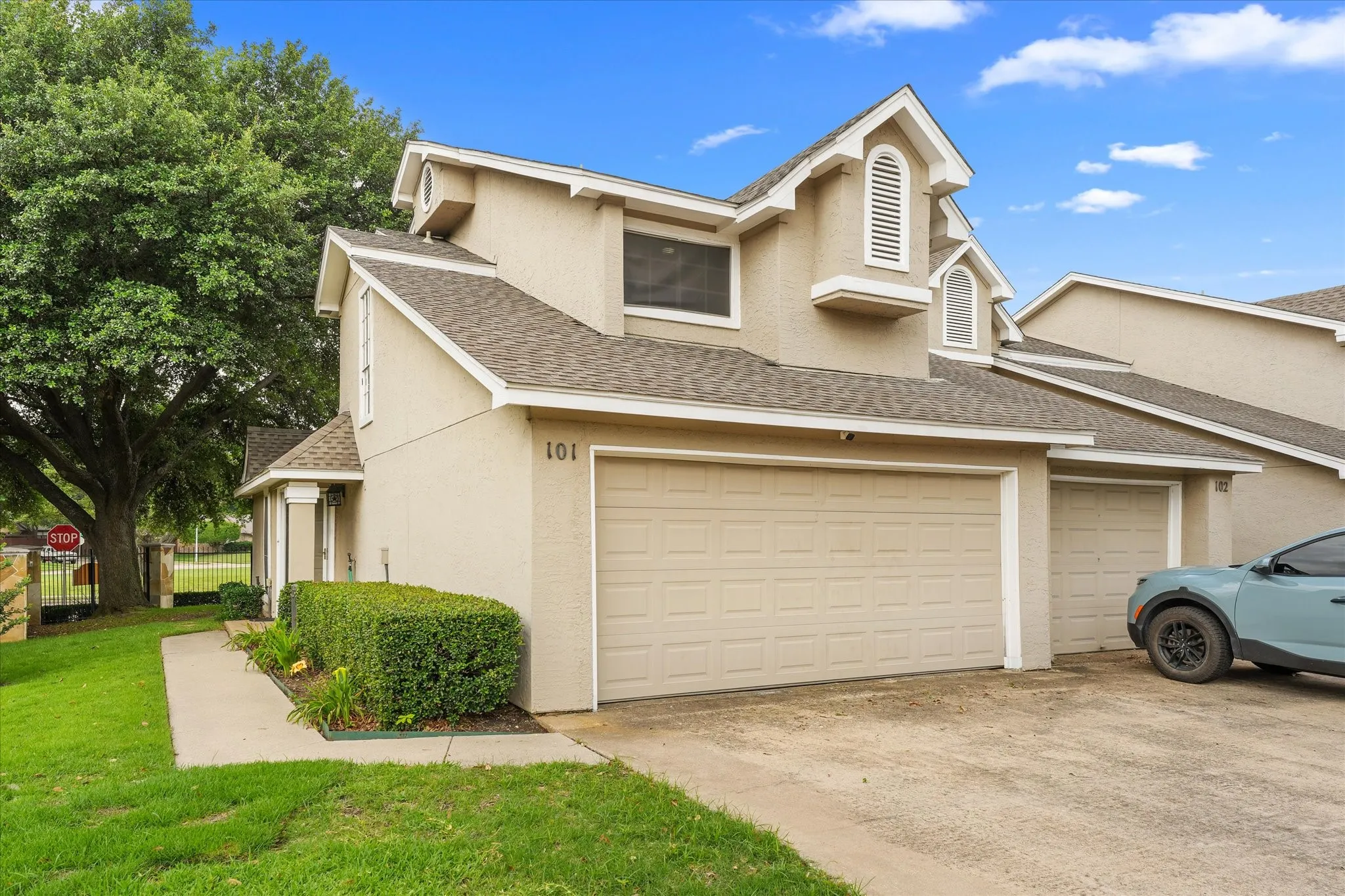 Townhouse For Sale in Collin County , 8400 Hickory Street 101, Frisco, Texas 75034, 2 Bedroom, 3 Bathroom, 2 Garage spaces, 1,014 Sqft, built in 1987, mls#21300976, Real Estate Agent in Frisco, Homes For Sale in Collin county, Homes For Sale in Frisco, Realtor in Frisco Texas, Real Estate Brokerage Independent Realty Texas, Luminita Cordes Realtor