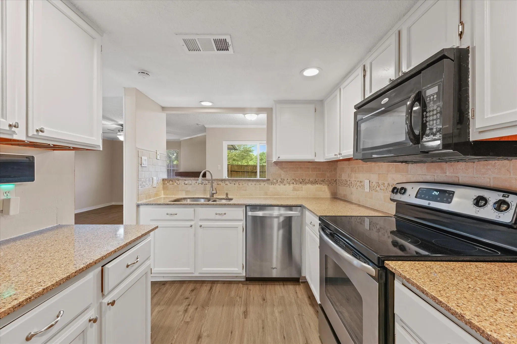 Townhouse For Sale in Collin County , 8400 Hickory Street 101, Frisco, Texas 75034, 2 Bedroom, 3 Bathroom, 2 Garage spaces, 1,014 Sqft, built in 1987, mls#21300976, Real Estate Agent in Frisco, Homes For Sale in Collin county, Homes For Sale in Frisco, Realtor in Frisco Texas, Real Estate Brokerage Independent Realty Texas, Luminita Cordes Realtor