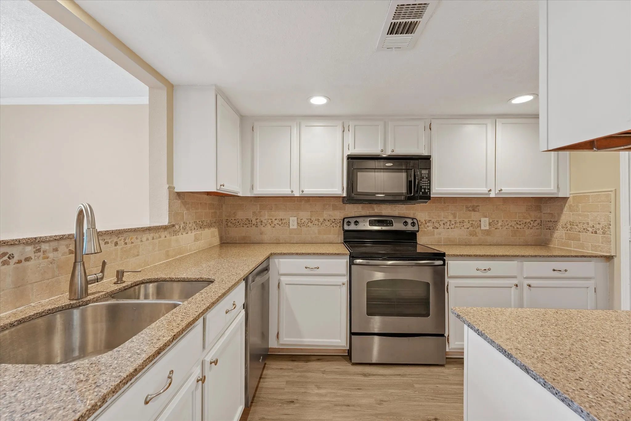 Townhouse For Sale in Collin County , 8400 Hickory Street 101, Frisco, Texas 75034, 2 Bedroom, 3 Bathroom, 2 Garage spaces, 1,014 Sqft, built in 1987, mls#21300976, Real Estate Agent in Frisco, Homes For Sale in Collin county, Homes For Sale in Frisco, Realtor in Frisco Texas, Real Estate Brokerage Independent Realty Texas, Luminita Cordes Realtor