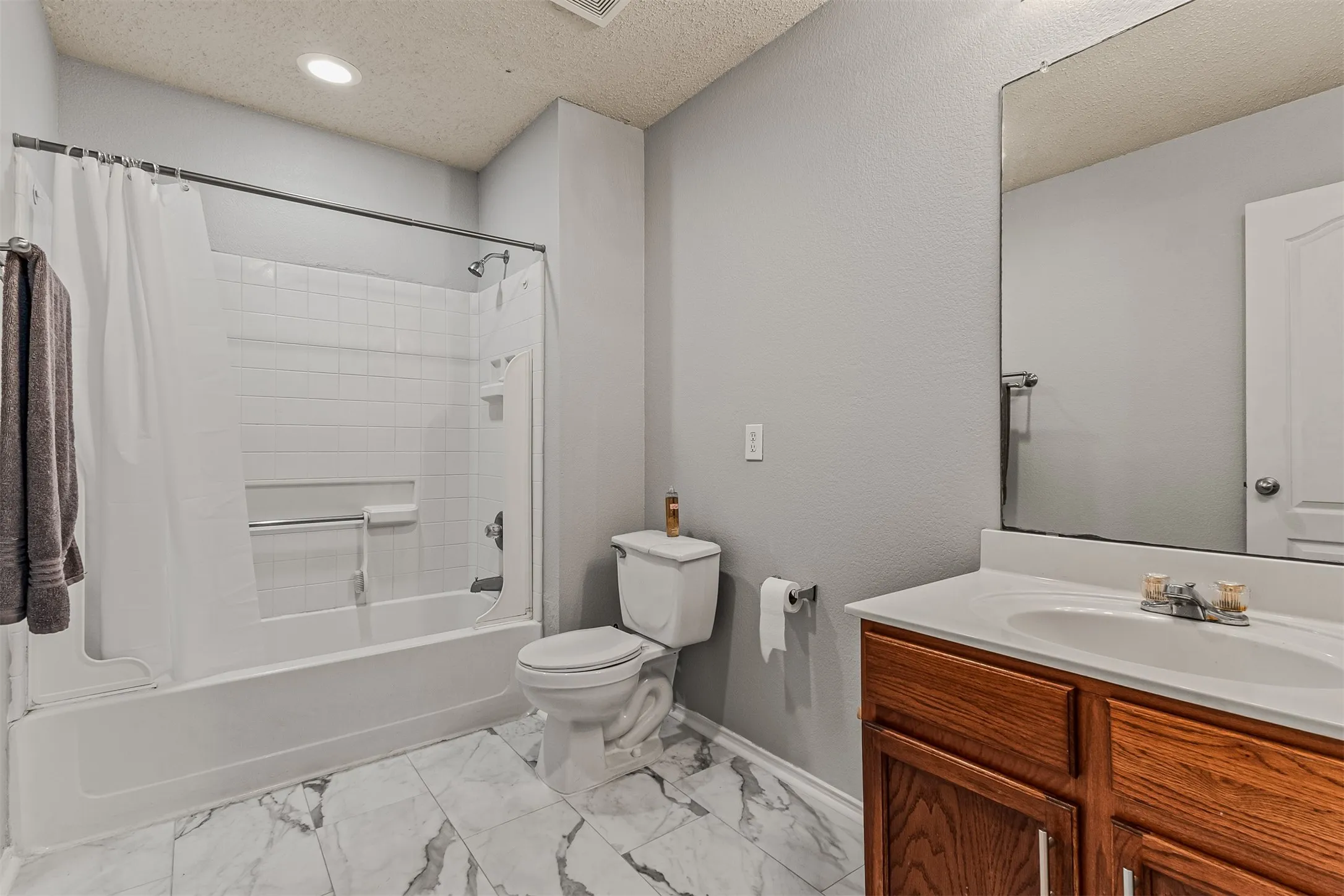 Single Family Residence For Sale in Dallas County , 2177 Lone Pecan Drive, Mesquite, Texas 75181, 4 Bedroom, 3 Bathroom, 2 Garage spaces, 3,034 Sqft, built in 2003, mls#21298116, Real Estate Agent in Mesquite, Homes For Sale in Dallas county, Homes For Sale in Mesquite, Realtor in Mesquite Texas, Real Estate Brokerage Independent Realty Texas, Luminita Cordes Realtor