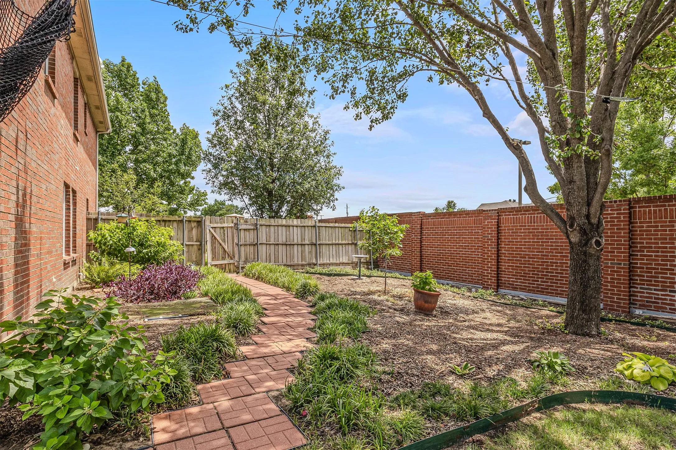 Single Family Residence For Sale in Dallas County , 2177 Lone Pecan Drive, Mesquite, Texas 75181, 4 Bedroom, 3 Bathroom, 2 Garage spaces, 3,034 Sqft, built in 2003, mls#21298116, Real Estate Agent in Mesquite, Homes For Sale in Dallas county, Homes For Sale in Mesquite, Realtor in Mesquite Texas, Real Estate Brokerage Independent Realty Texas, Luminita Cordes Realtor