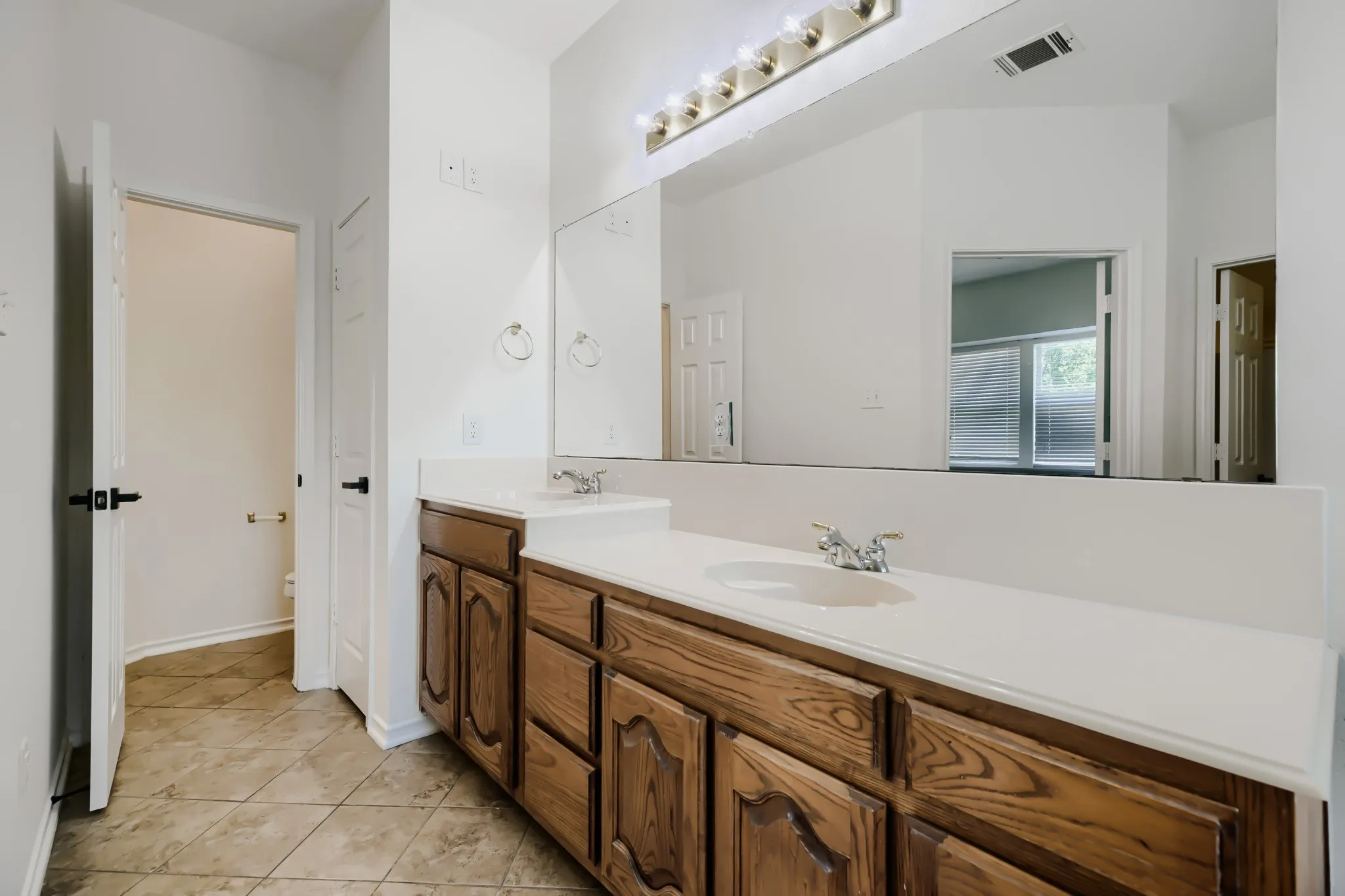 Single Family Residence For Sale in Rockwall County , 1630 Ashbourne Drive, Rockwall, Texas 75087, 4 Bedroom, 2 Bathroom, 2 Garage spaces, 2,074 Sqft, built in 2003, mls#21205898, Real Estate Agent in Rockwall, Homes For Sale in Rockwall county, Homes For Sale in Rockwall, Realtor in Rockwall Texas, Real Estate Brokerage Independent Realty Texas, Luminita Cordes Realtor