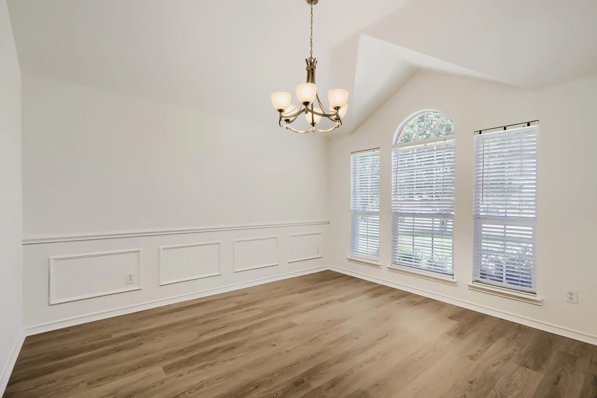 Single Family Residence For Sale in Rockwall County , 1630 Ashbourne Drive, Rockwall, Texas 75087, 4 Bedroom, 2 Bathroom, 2 Garage spaces, 2,074 Sqft, built in 2003, mls#21205898, Real Estate Agent in Rockwall, Homes For Sale in Rockwall county, Homes For Sale in Rockwall, Realtor in Rockwall Texas, Real Estate Brokerage Independent Realty Texas, Luminita Cordes Realtor