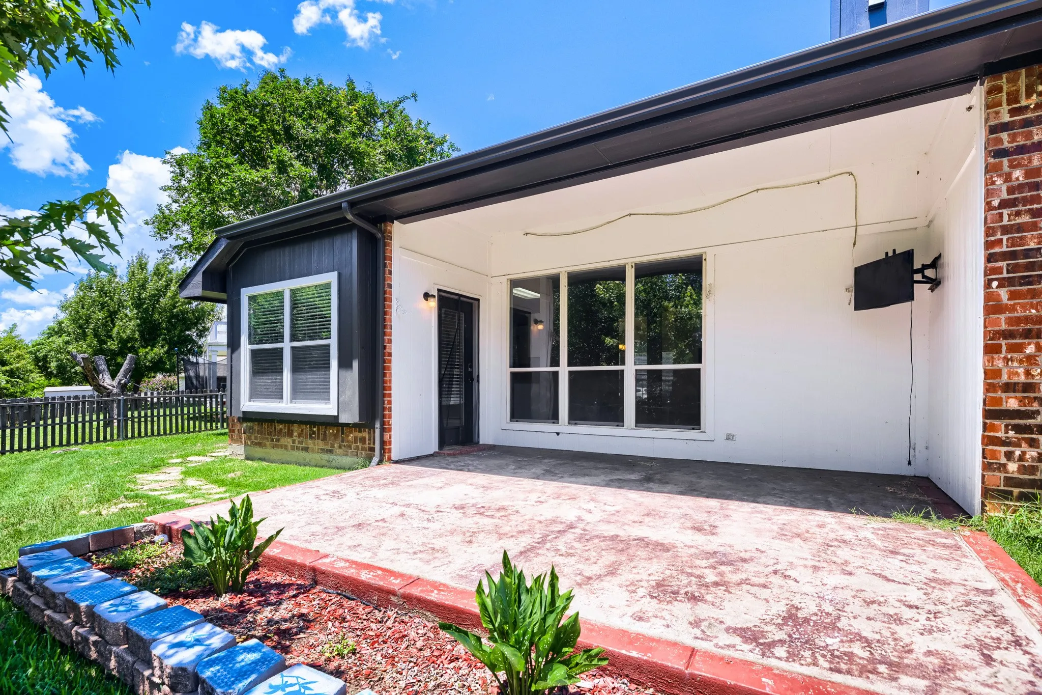 Single Family Residence For Sale in Rockwall County , 1630 Ashbourne Drive, Rockwall, Texas 75087, 4 Bedroom, 2 Bathroom, 2 Garage spaces, 2,074 Sqft, built in 2003, mls#21205898, Real Estate Agent in Rockwall, Homes For Sale in Rockwall county, Homes For Sale in Rockwall, Realtor in Rockwall Texas, Real Estate Brokerage Independent Realty Texas, Luminita Cordes Realtor
