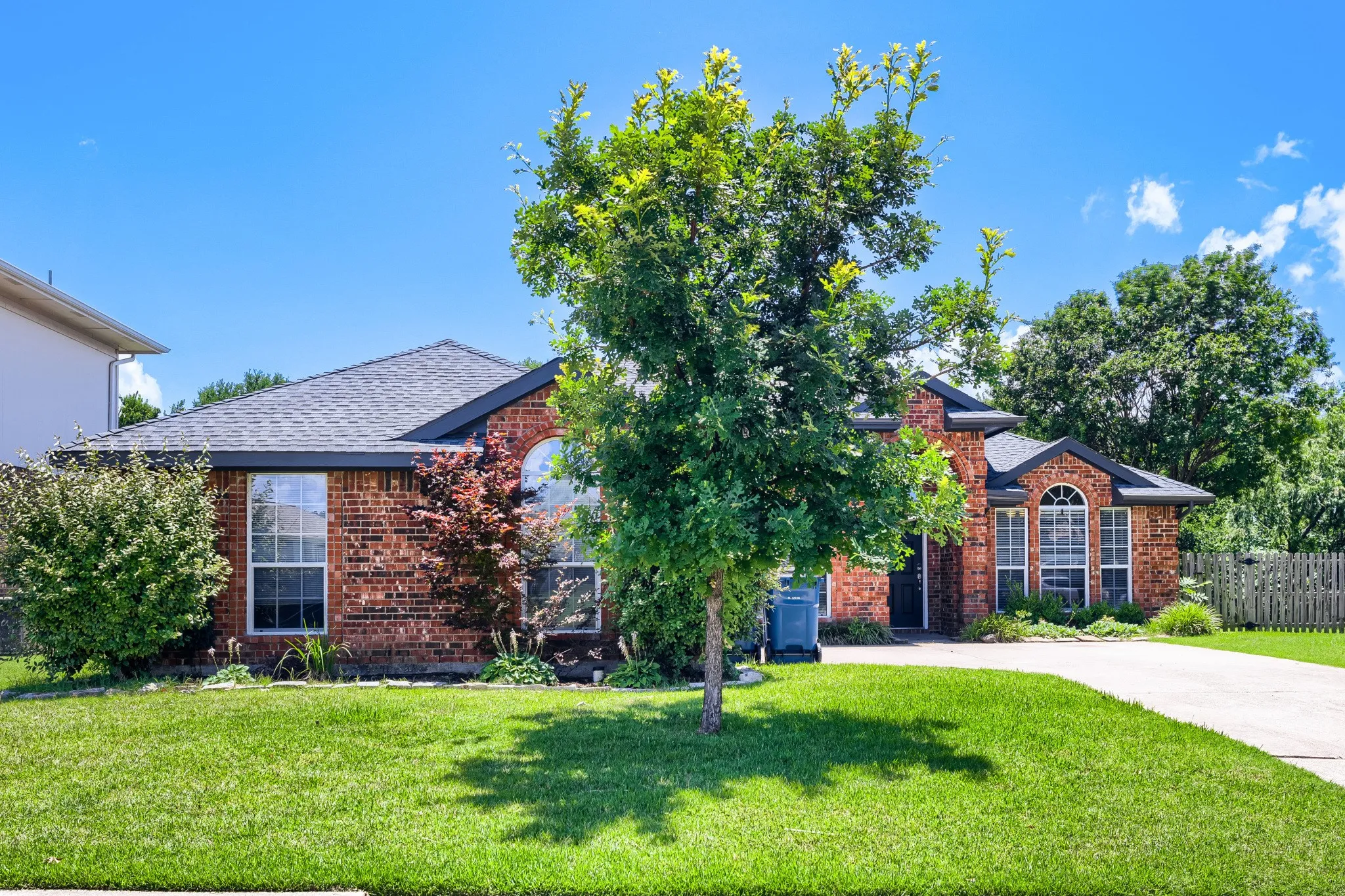 Single Family Residence For Sale in Rockwall County , 1630 Ashbourne Drive, Rockwall, Texas 75087, 4 Bedroom, 2 Bathroom, 2 Garage spaces, 2,074 Sqft, built in 2003, mls#21205898, Real Estate Agent in Rockwall, Homes For Sale in Rockwall county, Homes For Sale in Rockwall, Realtor in Rockwall Texas, Real Estate Brokerage Independent Realty Texas, Luminita Cordes Realtor