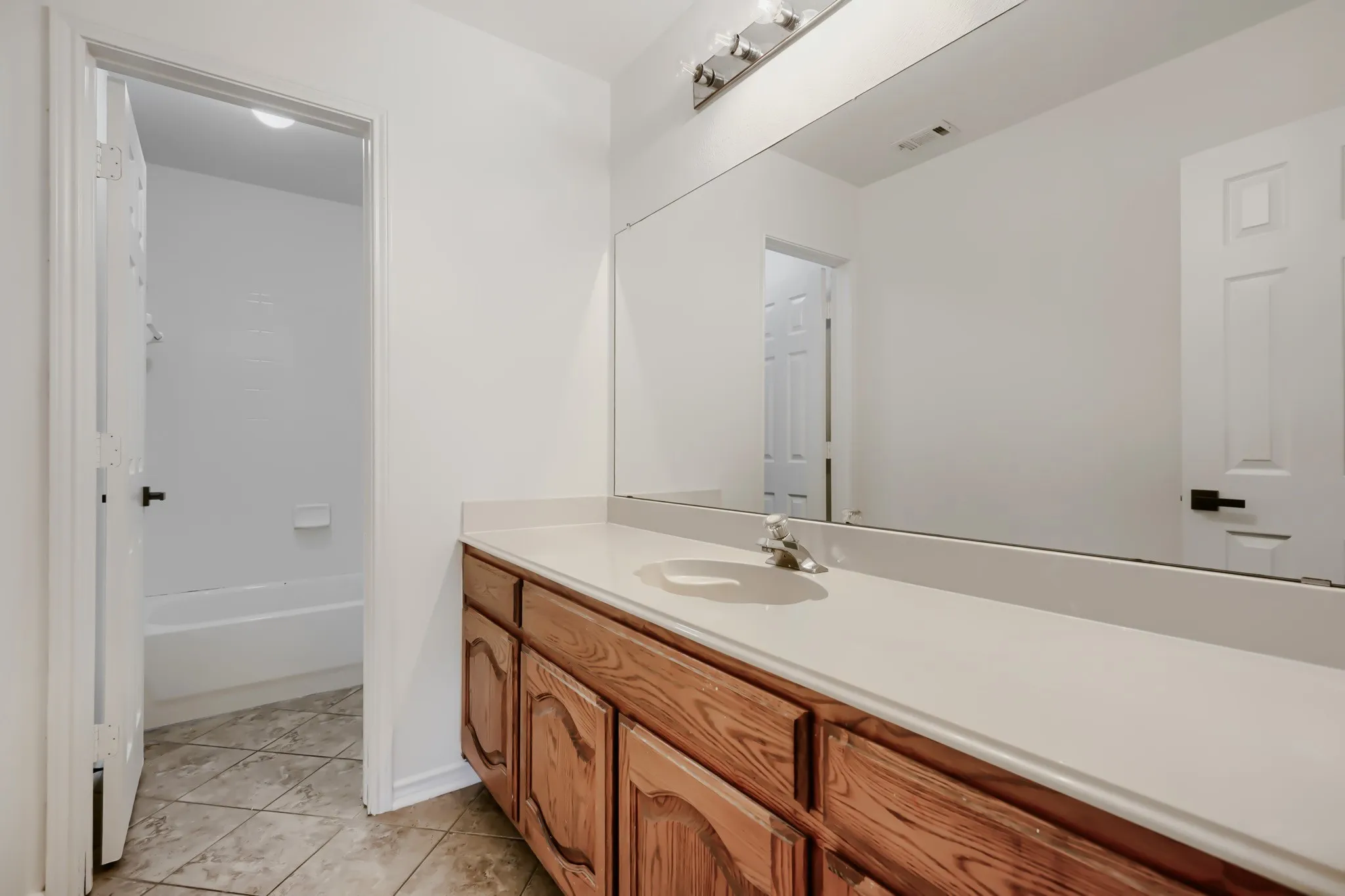 Single Family Residence For Sale in Rockwall County , 1630 Ashbourne Drive, Rockwall, Texas 75087, 4 Bedroom, 2 Bathroom, 2 Garage spaces, 2,074 Sqft, built in 2003, mls#21205898, Real Estate Agent in Rockwall, Homes For Sale in Rockwall county, Homes For Sale in Rockwall, Realtor in Rockwall Texas, Real Estate Brokerage Independent Realty Texas, Luminita Cordes Realtor