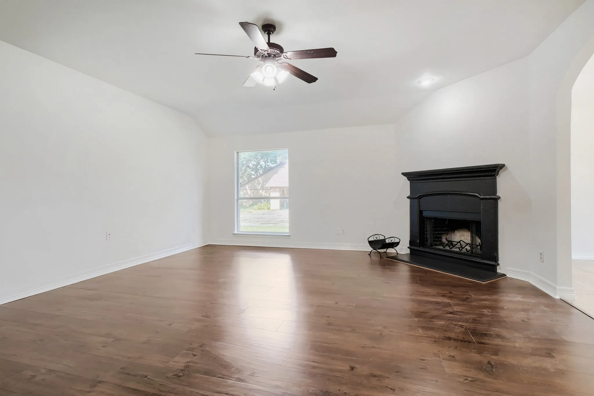 Single Family Residence For Sale in Collin County , 910 W Bois D Arc Street, Celina, Texas 75009, 3 Bedroom, 2 Bathroom, 2 Garage spaces, 1,748 Sqft, built in 2006, mls#21210346, Real Estate Agent in Celina, Homes For Sale in Collin county, Homes For Sale in Celina, Realtor in Celina Texas, Real Estate Brokerage Independent Realty Texas, Luminita Cordes Realtor