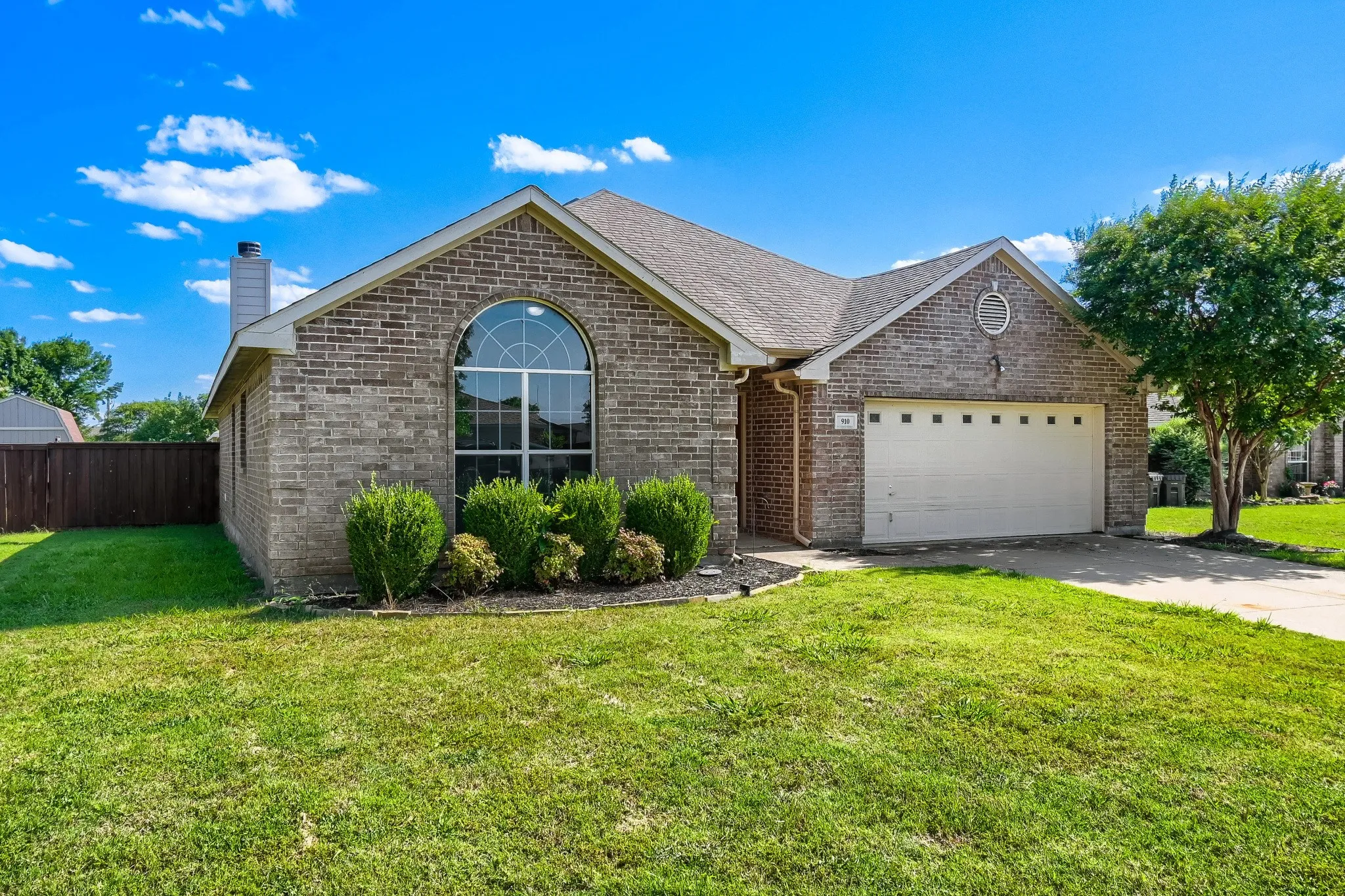 Single Family Residence For Sale in Collin County , 910 W Bois D Arc Street, Celina, Texas 75009, 3 Bedroom, 2 Bathroom, 2 Garage spaces, 1,748 Sqft, built in 2006, mls#21210346, Real Estate Agent in Celina, Homes For Sale in Collin county, Homes For Sale in Celina, Realtor in Celina Texas, Real Estate Brokerage Independent Realty Texas, Luminita Cordes Realtor