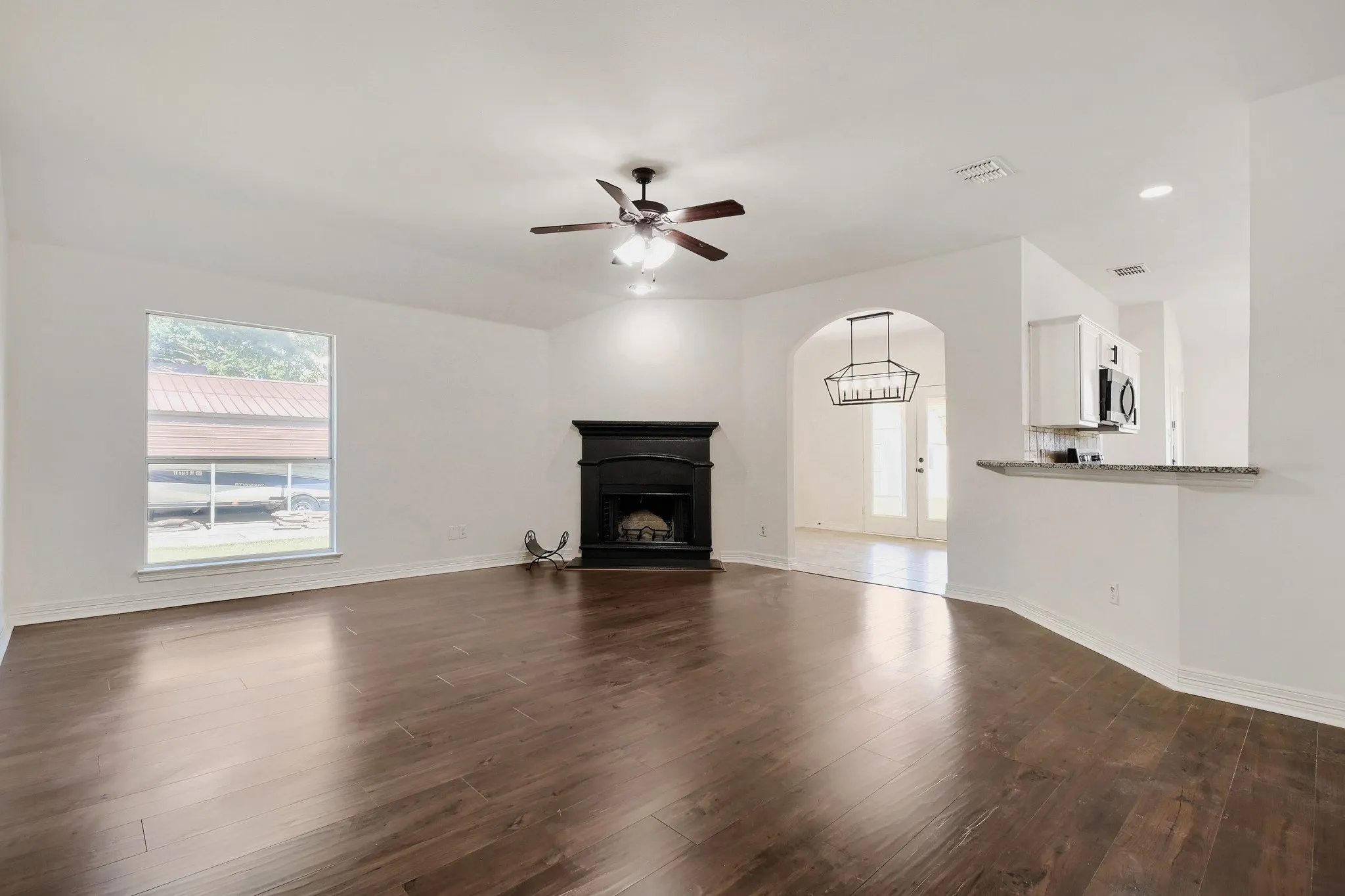 Single Family Residence For Sale in Collin County , 910 W Bois D Arc Street, Celina, Texas 75009, 3 Bedroom, 2 Bathroom, 2 Garage spaces, 1,748 Sqft, built in 2006, mls#21210346, Real Estate Agent in Celina, Homes For Sale in Collin county, Homes For Sale in Celina, Realtor in Celina Texas, Real Estate Brokerage Independent Realty Texas, Luminita Cordes Realtor