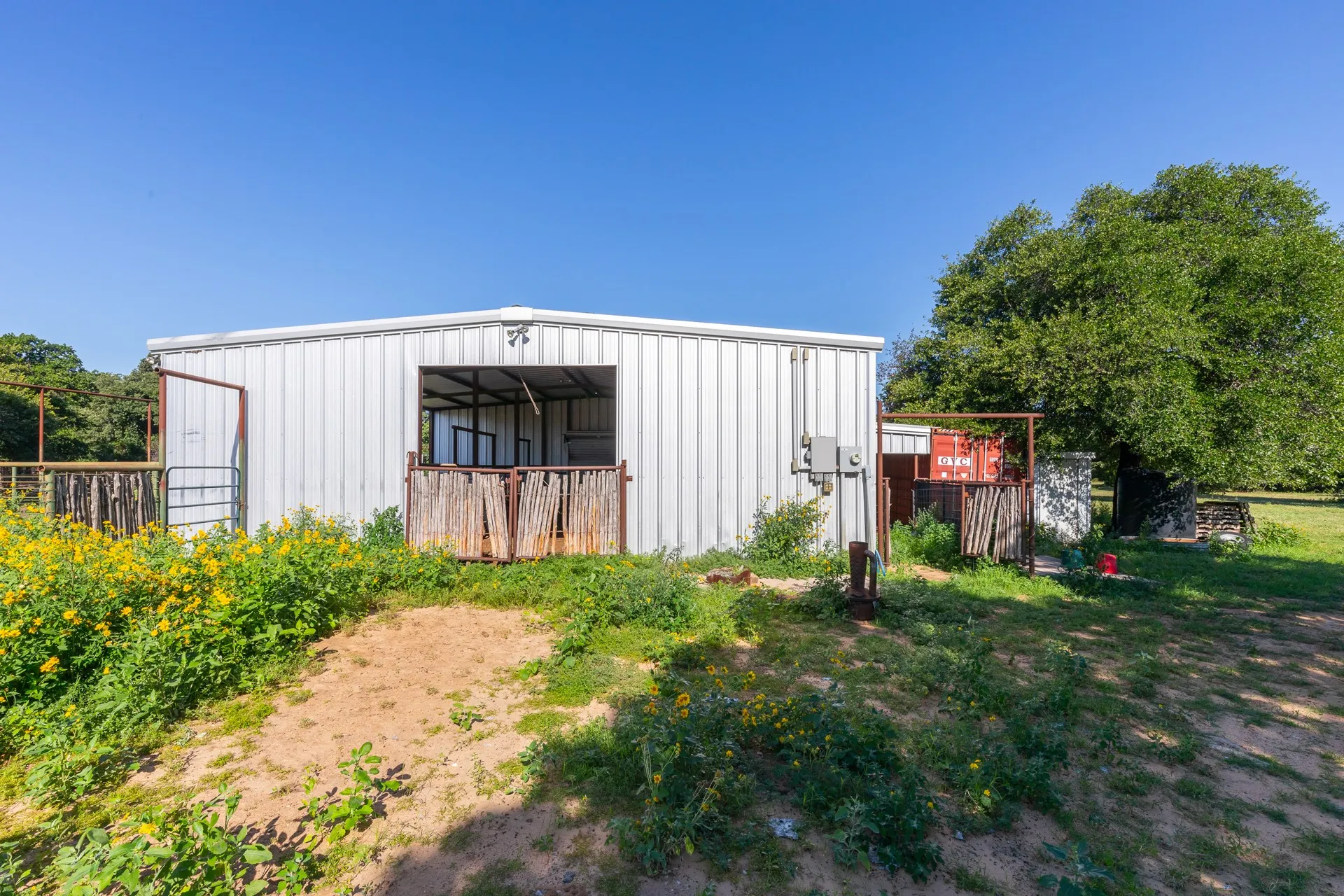 Single Family Residence For Sale in Callahan County , 2143 County Road 113, Clyde, Texas 79510, 4 Bedroom, 2 Bathroom, Garage spaces, 1,820 Sqft, built in 1948, mls#21300928, Real Estate Agent in Clyde, Homes For Sale in Callahan county, Homes For Sale in Clyde, Realtor in Clyde Texas, Real Estate Brokerage Independent Realty Texas, Luminita Cordes Realtor