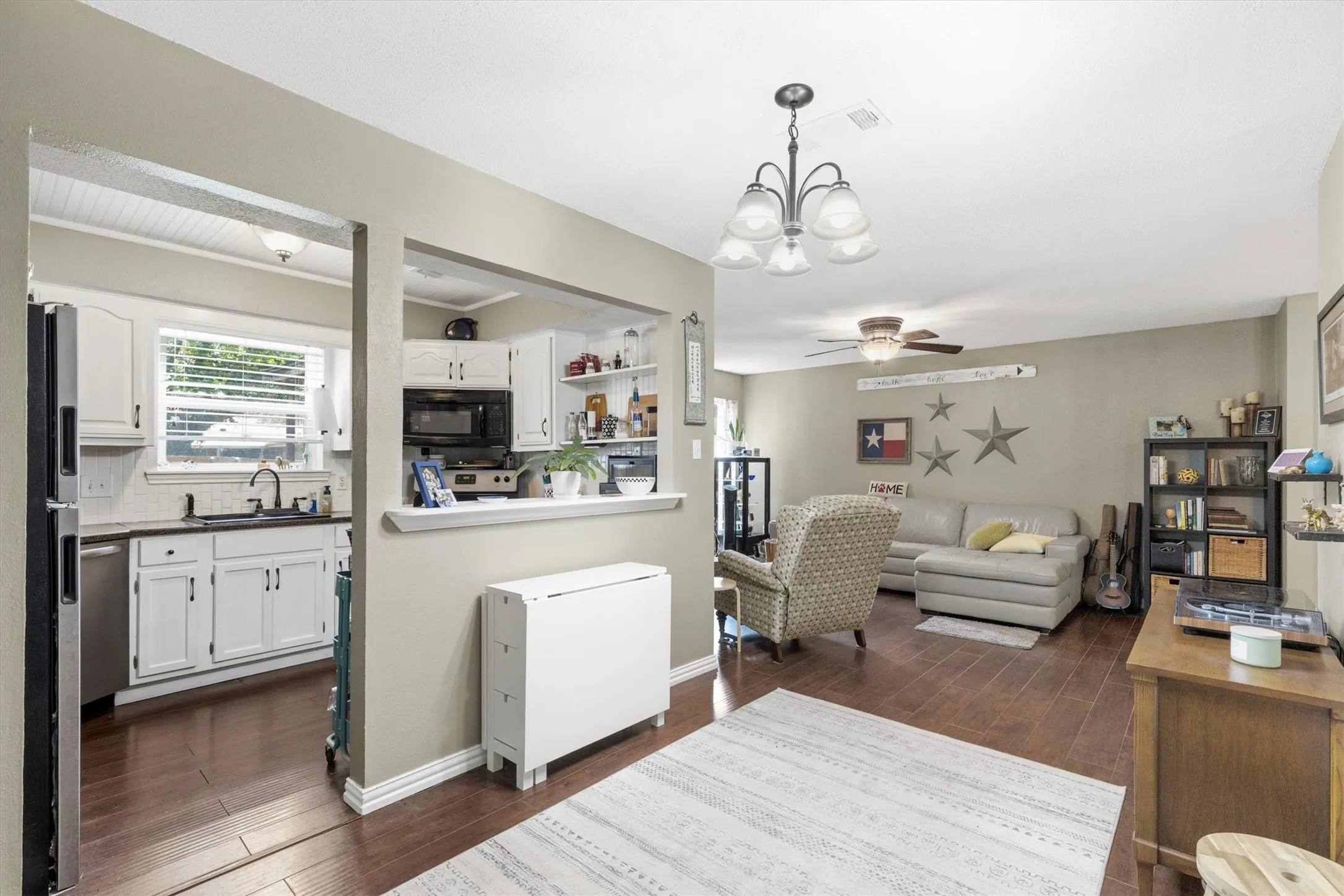 Townhouse For Sale in Collin County , 246 Mccarley Place, Mc Kinney, Texas 75071, 2 Bedroom, 3 Bathroom, 1 Garage spaces, 1,207 Sqft, built in 1983, mls#21298966, Real Estate Agent in Mc Kinney, Homes For Sale in Collin county, Homes For Sale in Mc Kinney, Realtor in Mc Kinney Texas, Real Estate Brokerage Independent Realty Texas, Luminita Cordes Realtor