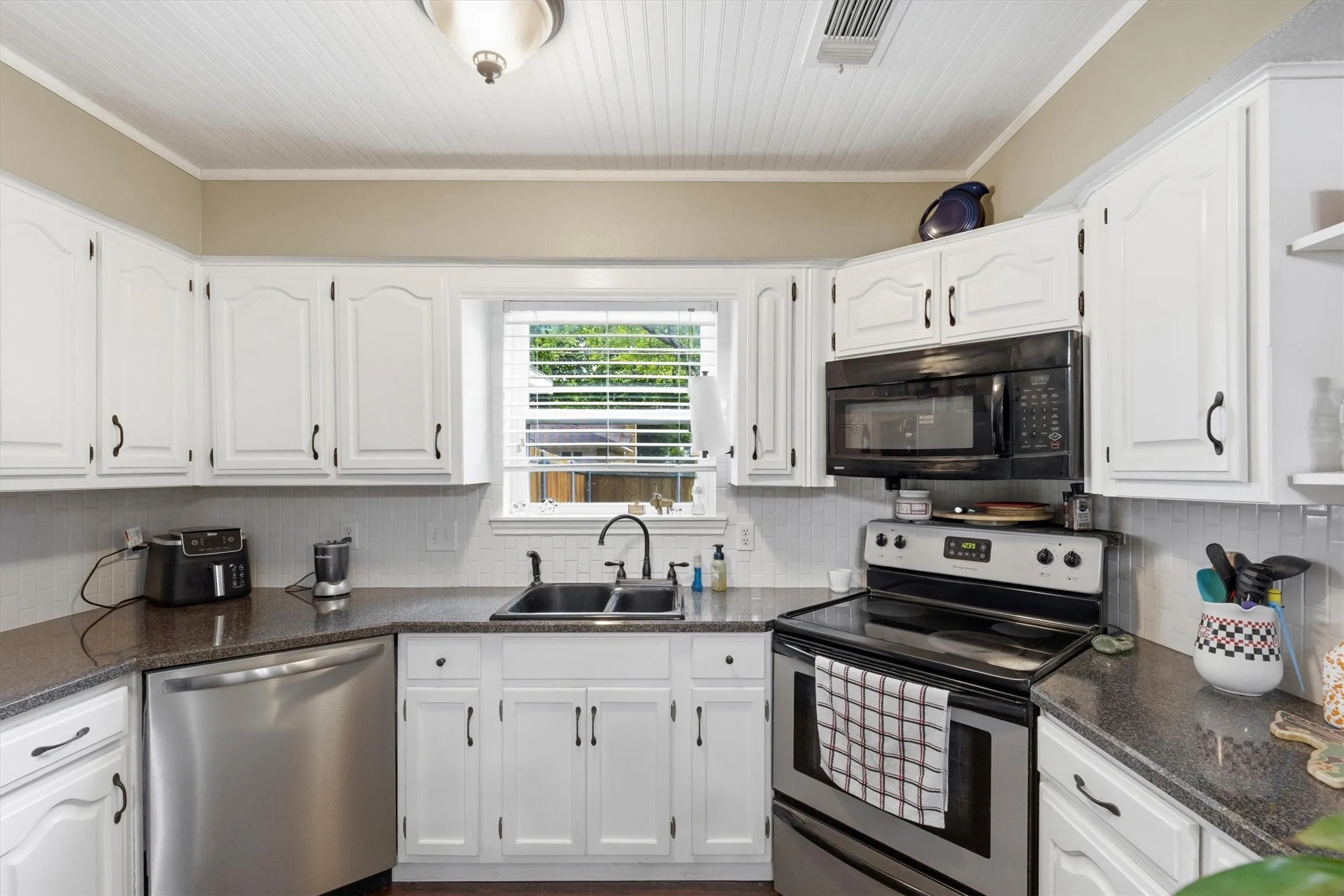 Townhouse For Sale in Collin County , 246 Mccarley Place, Mc Kinney, Texas 75071, 2 Bedroom, 3 Bathroom, 1 Garage spaces, 1,207 Sqft, built in 1983, mls#21298966, Real Estate Agent in Mc Kinney, Homes For Sale in Collin county, Homes For Sale in Mc Kinney, Realtor in Mc Kinney Texas, Real Estate Brokerage Independent Realty Texas, Luminita Cordes Realtor
