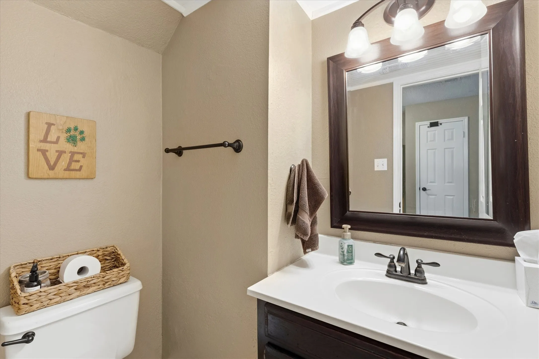 Townhouse For Sale in Collin County , 246 Mccarley Place, Mc Kinney, Texas 75071, 2 Bedroom, 3 Bathroom, 1 Garage spaces, 1,207 Sqft, built in 1983, mls#21298966, Real Estate Agent in Mc Kinney, Homes For Sale in Collin county, Homes For Sale in Mc Kinney, Realtor in Mc Kinney Texas, Real Estate Brokerage Independent Realty Texas, Luminita Cordes Realtor