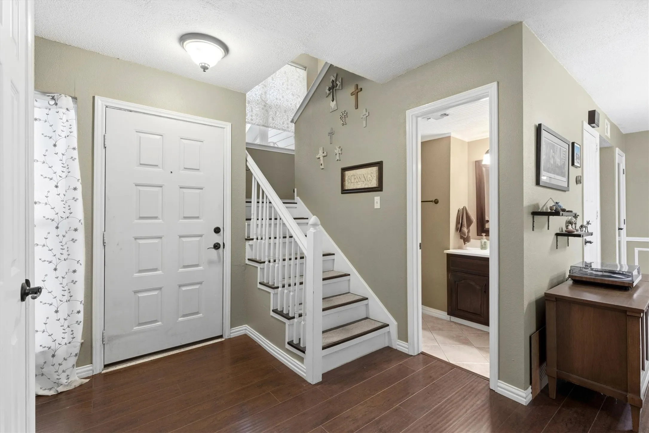 Townhouse For Sale in Collin County , 246 Mccarley Place, Mc Kinney, Texas 75071, 2 Bedroom, 3 Bathroom, 1 Garage spaces, 1,207 Sqft, built in 1983, mls#21298966, Real Estate Agent in Mc Kinney, Homes For Sale in Collin county, Homes For Sale in Mc Kinney, Realtor in Mc Kinney Texas, Real Estate Brokerage Independent Realty Texas, Luminita Cordes Realtor