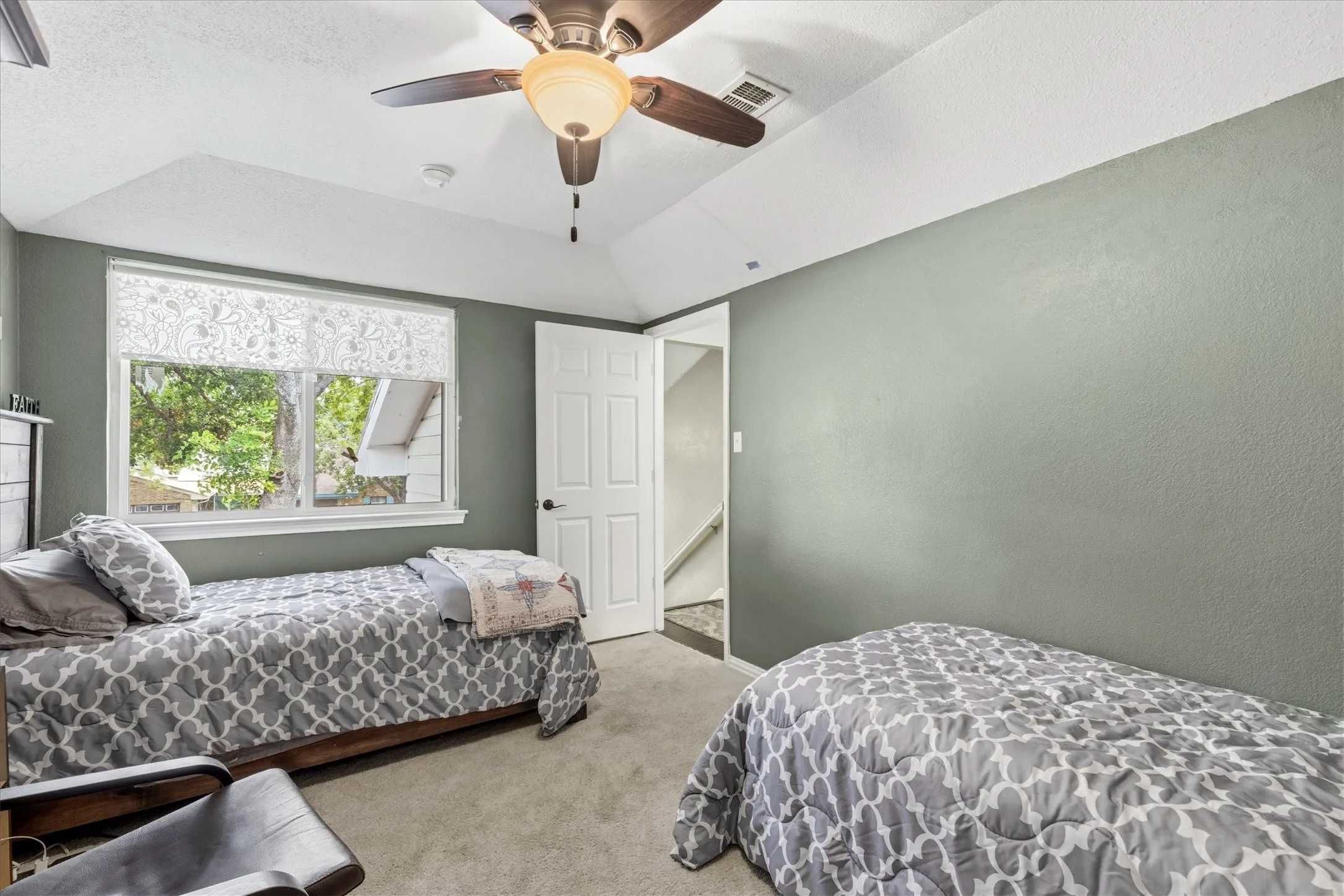 Townhouse For Sale in Collin County , 246 Mccarley Place, Mc Kinney, Texas 75071, 2 Bedroom, 3 Bathroom, 1 Garage spaces, 1,207 Sqft, built in 1983, mls#21298966, Real Estate Agent in Mc Kinney, Homes For Sale in Collin county, Homes For Sale in Mc Kinney, Realtor in Mc Kinney Texas, Real Estate Brokerage Independent Realty Texas, Luminita Cordes Realtor