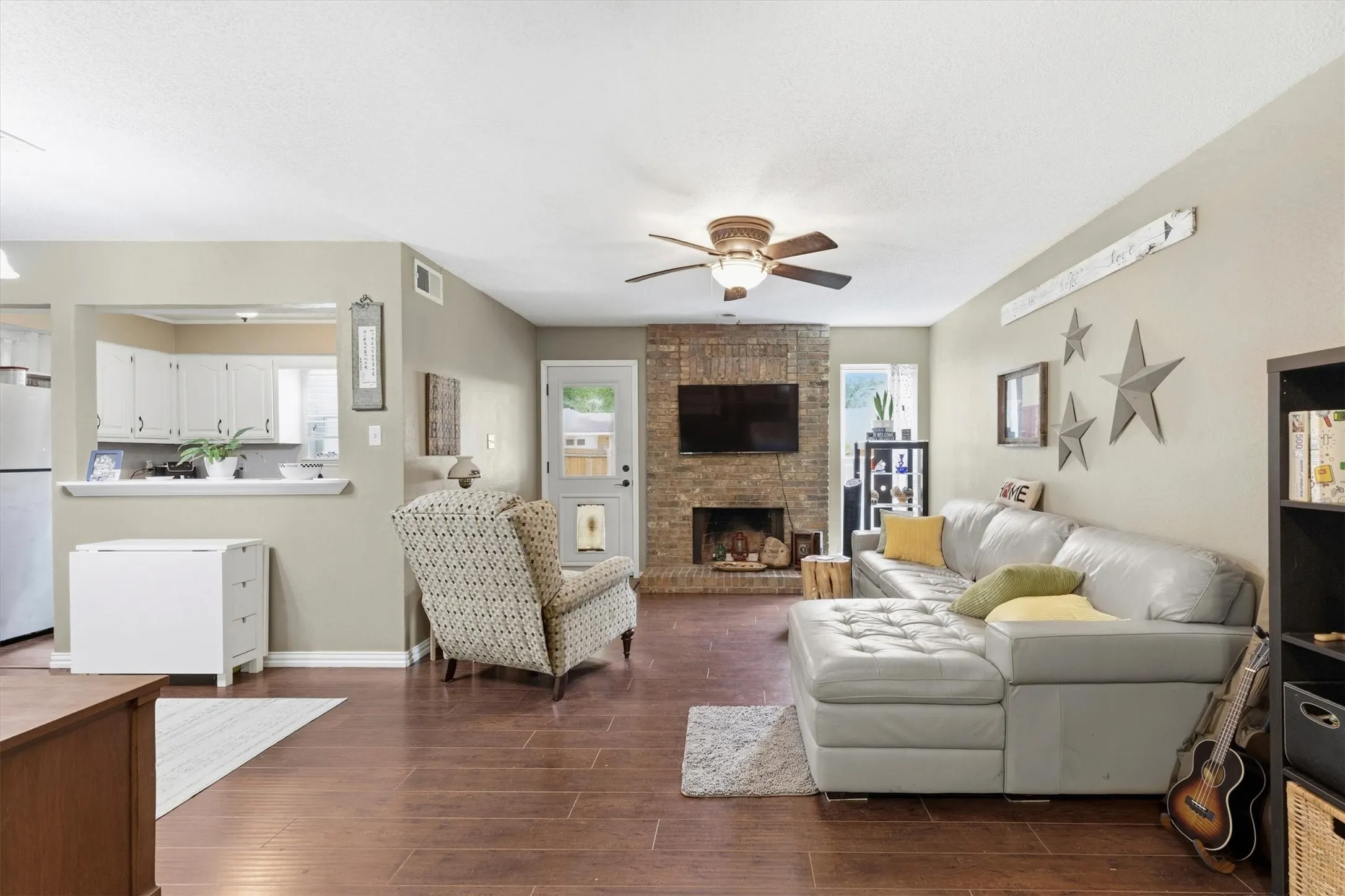 Townhouse For Sale in Collin County , 246 Mccarley Place, Mc Kinney, Texas 75071, 2 Bedroom, 3 Bathroom, 1 Garage spaces, 1,207 Sqft, built in 1983, mls#21298966, Real Estate Agent in Mc Kinney, Homes For Sale in Collin county, Homes For Sale in Mc Kinney, Realtor in Mc Kinney Texas, Real Estate Brokerage Independent Realty Texas, Luminita Cordes Realtor