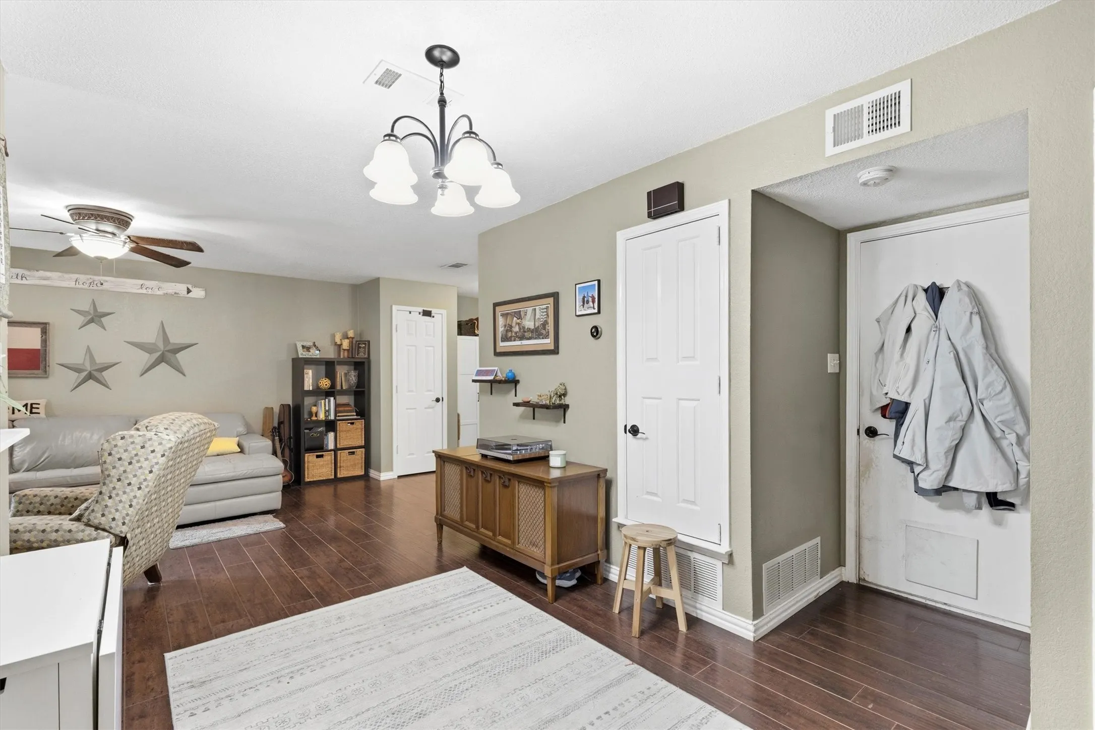 Townhouse For Sale in Collin County , 246 Mccarley Place, Mc Kinney, Texas 75071, 2 Bedroom, 3 Bathroom, 1 Garage spaces, 1,207 Sqft, built in 1983, mls#21298966, Real Estate Agent in Mc Kinney, Homes For Sale in Collin county, Homes For Sale in Mc Kinney, Realtor in Mc Kinney Texas, Real Estate Brokerage Independent Realty Texas, Luminita Cordes Realtor