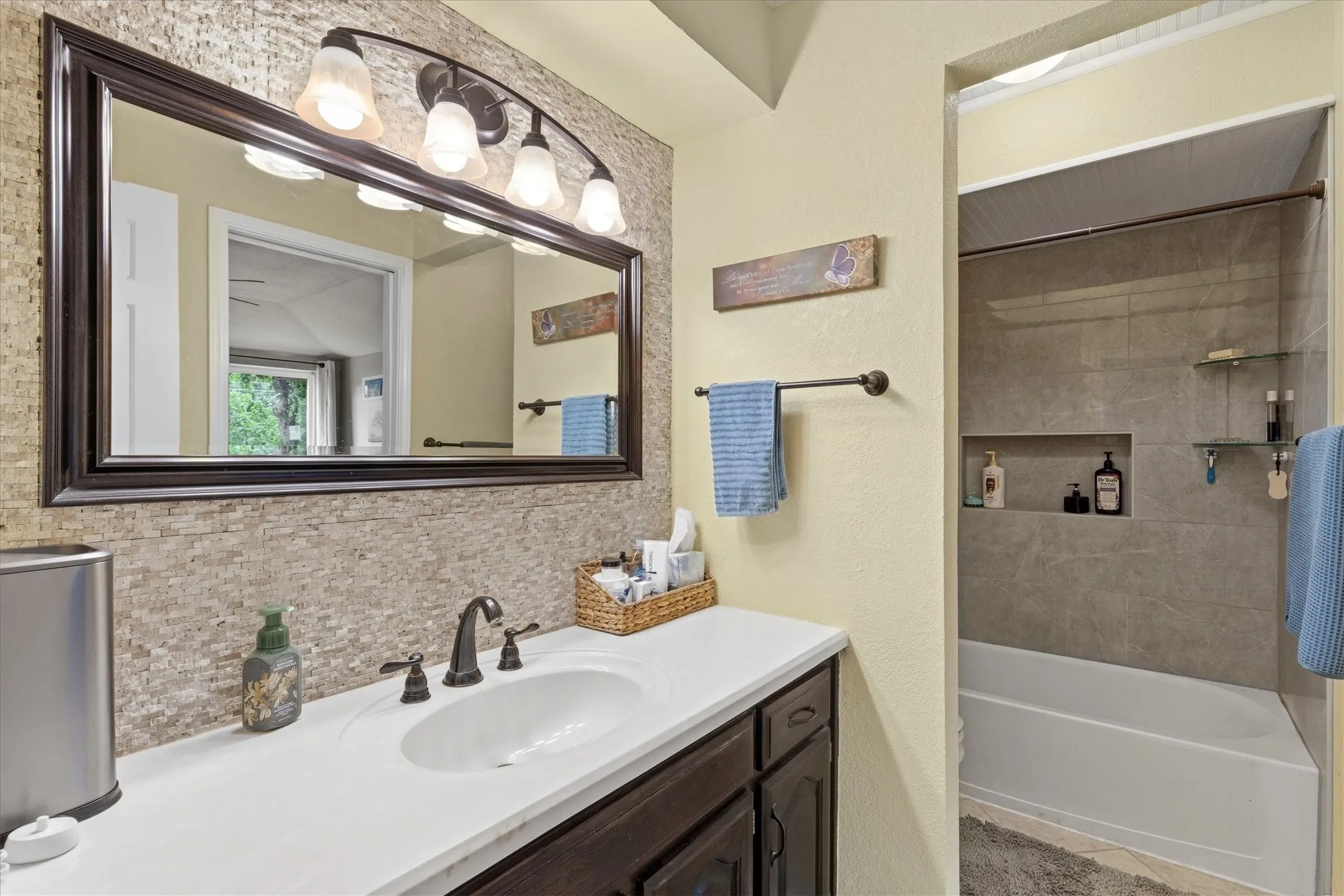 Townhouse For Sale in Collin County , 246 Mccarley Place, Mc Kinney, Texas 75071, 2 Bedroom, 3 Bathroom, 1 Garage spaces, 1,207 Sqft, built in 1983, mls#21298966, Real Estate Agent in Mc Kinney, Homes For Sale in Collin county, Homes For Sale in Mc Kinney, Realtor in Mc Kinney Texas, Real Estate Brokerage Independent Realty Texas, Luminita Cordes Realtor