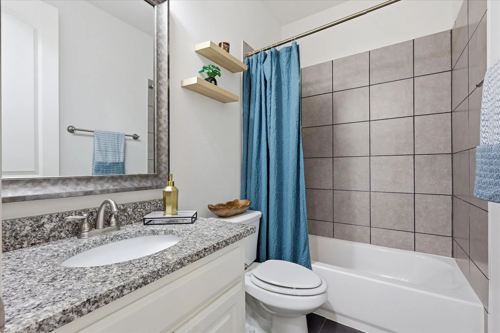 Single Family Residence For Sale in Denton County , 8316 Inverness, The Colony, Texas 75056, 4 Bedroom, 3 Bathroom, 2 Garage spaces, 3,325 Sqft, built in 2016, mls#21300670, Real Estate Agent in The Colony, Homes For Sale in Denton county, Homes For Sale in The Colony, Realtor in The Colony Texas, Real Estate Brokerage Independent Realty Texas, Luminita Cordes Realtor