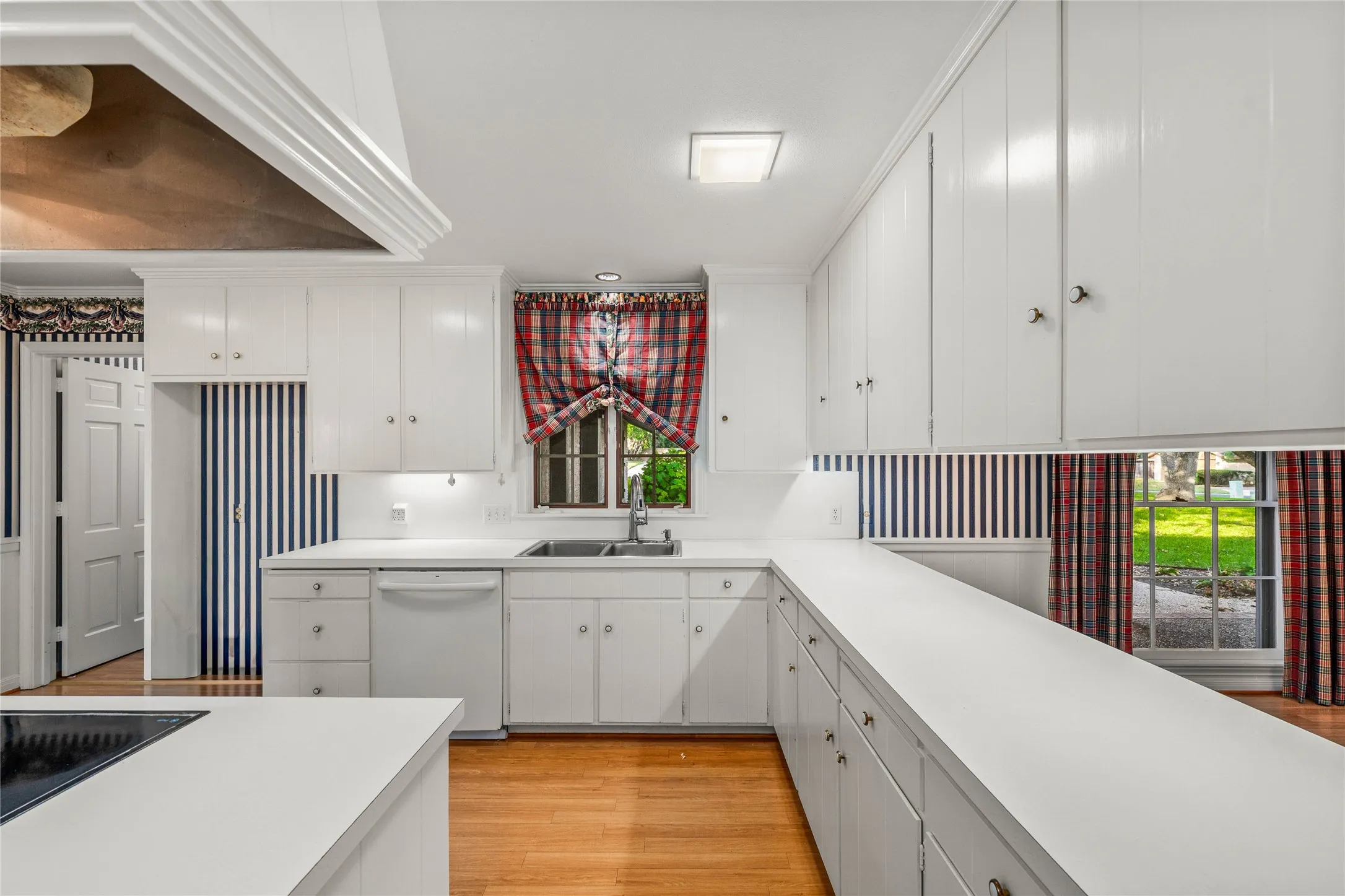 Single Family Residence For Sale in Mc Lennan County , 3010 Inverness Drive, Waco, Texas 76710, 3 Bedrooms, 3 Bathrooms, 2 Garage spaces, 3,698 Sqft, built in 1970, Price $1,400,000, mls#21299827, Real Estate Agent in Waco, Homes For Sale in Mc Lennan county, Homes For Sale in Waco, Realtor in Waco Texas, Real Estate Brokerage Independent Realty Texas, Luminita Cordes Realtor