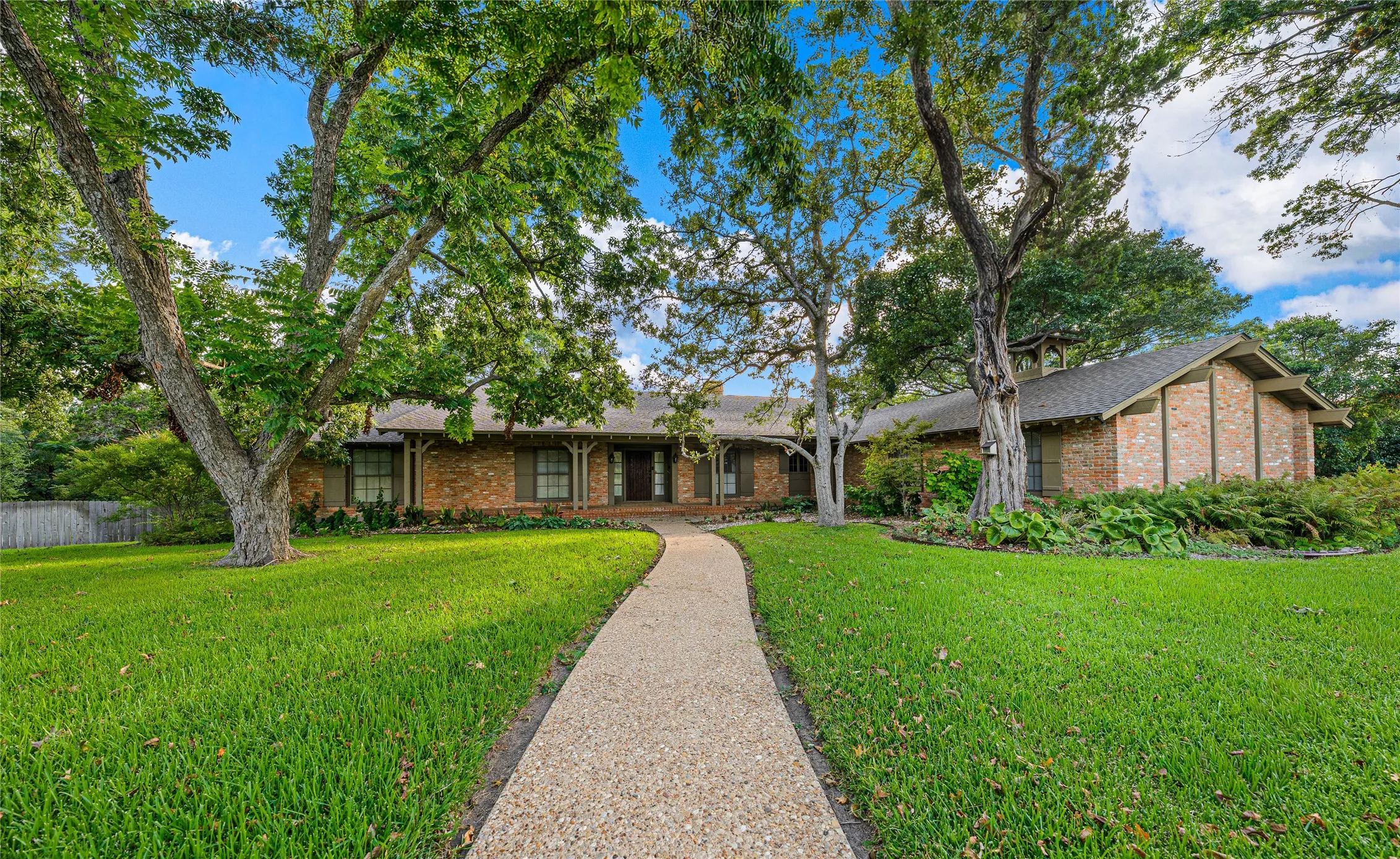 Single Family Residence For Sale in Mc Lennan County , 3010 Inverness Drive, Waco, Texas 76710, 3 Bedrooms, 3 Bathrooms, 2 Garage spaces, 3,698 Sqft, built in 1970, Price $1,400,000, mls#21299827, Real Estate Agent in Waco, Homes For Sale in Mc Lennan county, Homes For Sale in Waco, Realtor in Waco Texas, Real Estate Brokerage Independent Realty Texas, Luminita Cordes Realtor
