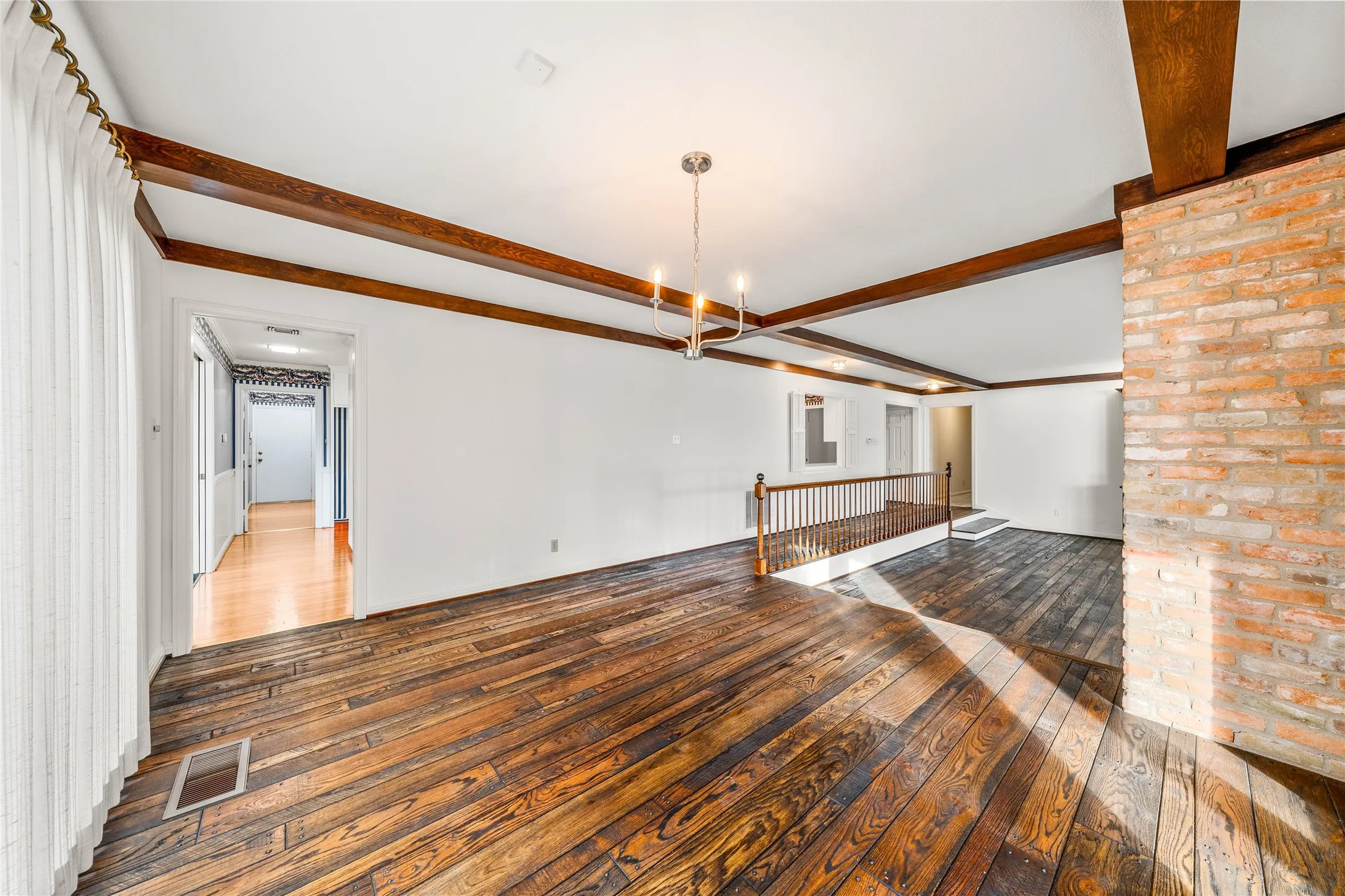 Single Family Residence For Sale in Mc Lennan County , 3010 Inverness Drive, Waco, Texas 76710, 3 Bedrooms, 3 Bathrooms, 2 Garage spaces, 3,698 Sqft, built in 1970, Price $1,400,000, mls#21299827, Real Estate Agent in Waco, Homes For Sale in Mc Lennan county, Homes For Sale in Waco, Realtor in Waco Texas, Real Estate Brokerage Independent Realty Texas, Luminita Cordes Realtor