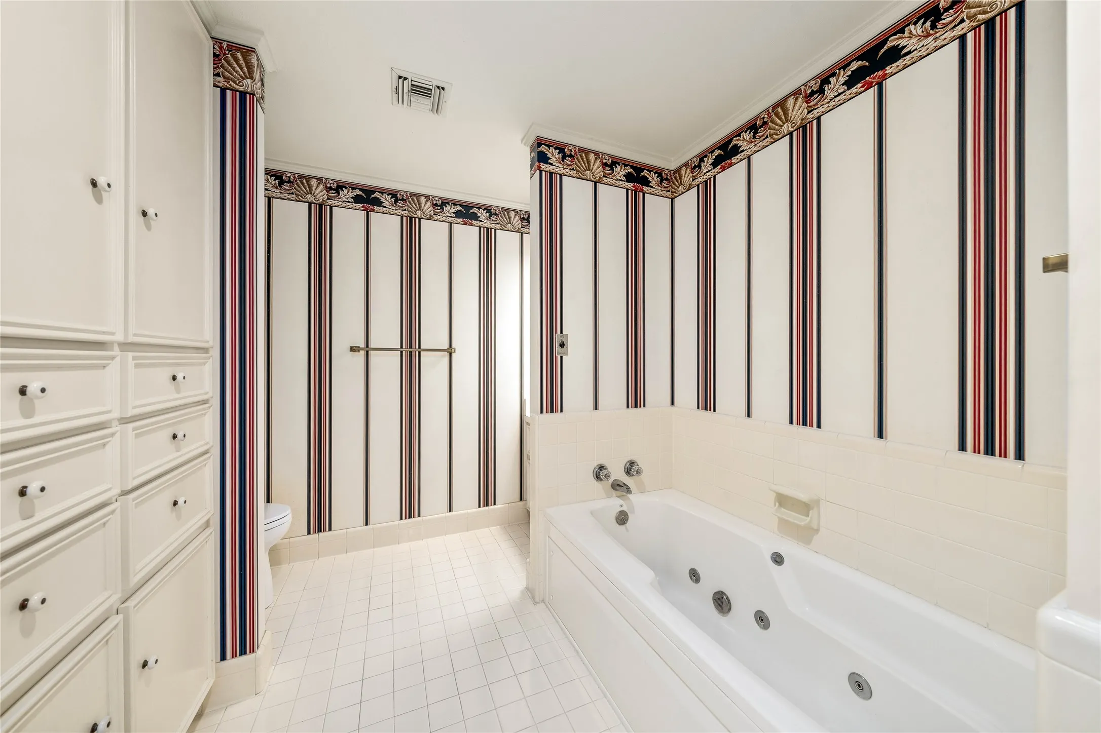 Single Family Residence For Sale in Mc Lennan County , 3010 Inverness Drive, Waco, Texas 76710, 3 Bedrooms, 3 Bathrooms, 2 Garage spaces, 3,698 Sqft, built in 1970, Price $1,400,000, mls#21299827, Real Estate Agent in Waco, Homes For Sale in Mc Lennan county, Homes For Sale in Waco, Realtor in Waco Texas, Real Estate Brokerage Independent Realty Texas, Luminita Cordes Realtor