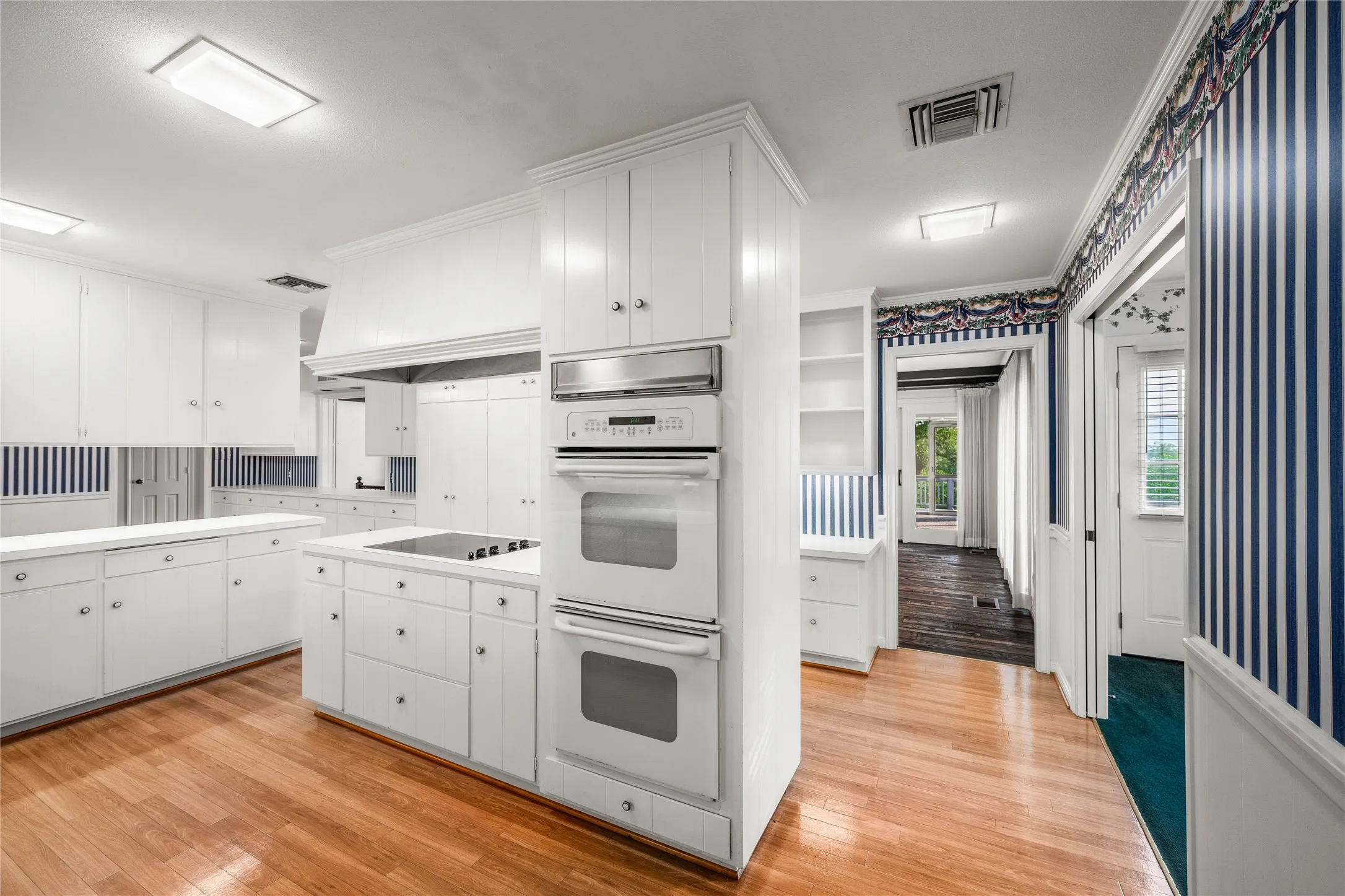 Single Family Residence For Sale in Mc Lennan County , 3010 Inverness Drive, Waco, Texas 76710, 3 Bedrooms, 3 Bathrooms, 2 Garage spaces, 3,698 Sqft, built in 1970, Price $1,400,000, mls#21299827, Real Estate Agent in Waco, Homes For Sale in Mc Lennan county, Homes For Sale in Waco, Realtor in Waco Texas, Real Estate Brokerage Independent Realty Texas, Luminita Cordes Realtor