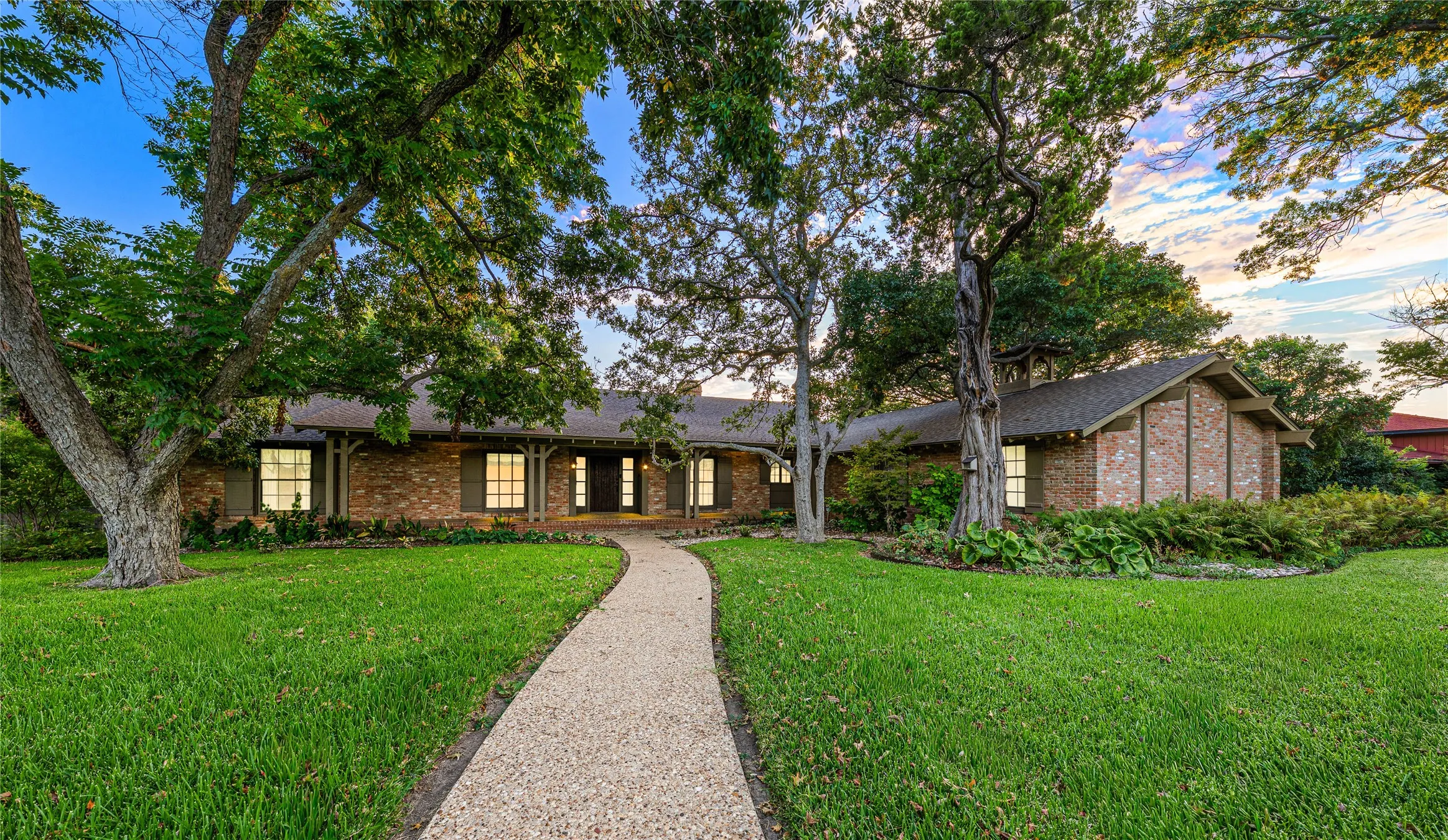 Single Family Residence For Sale in Mc Lennan County , 3010 Inverness Drive, Waco, Texas 76710, 3 Bedrooms, 3 Bathrooms, 2 Garage spaces, 3,698 Sqft, built in 1970, Price $1,400,000, mls#21299827, Real Estate Agent in Waco, Homes For Sale in Mc Lennan county, Homes For Sale in Waco, Realtor in Waco Texas, Real Estate Brokerage Independent Realty Texas, Luminita Cordes Realtor