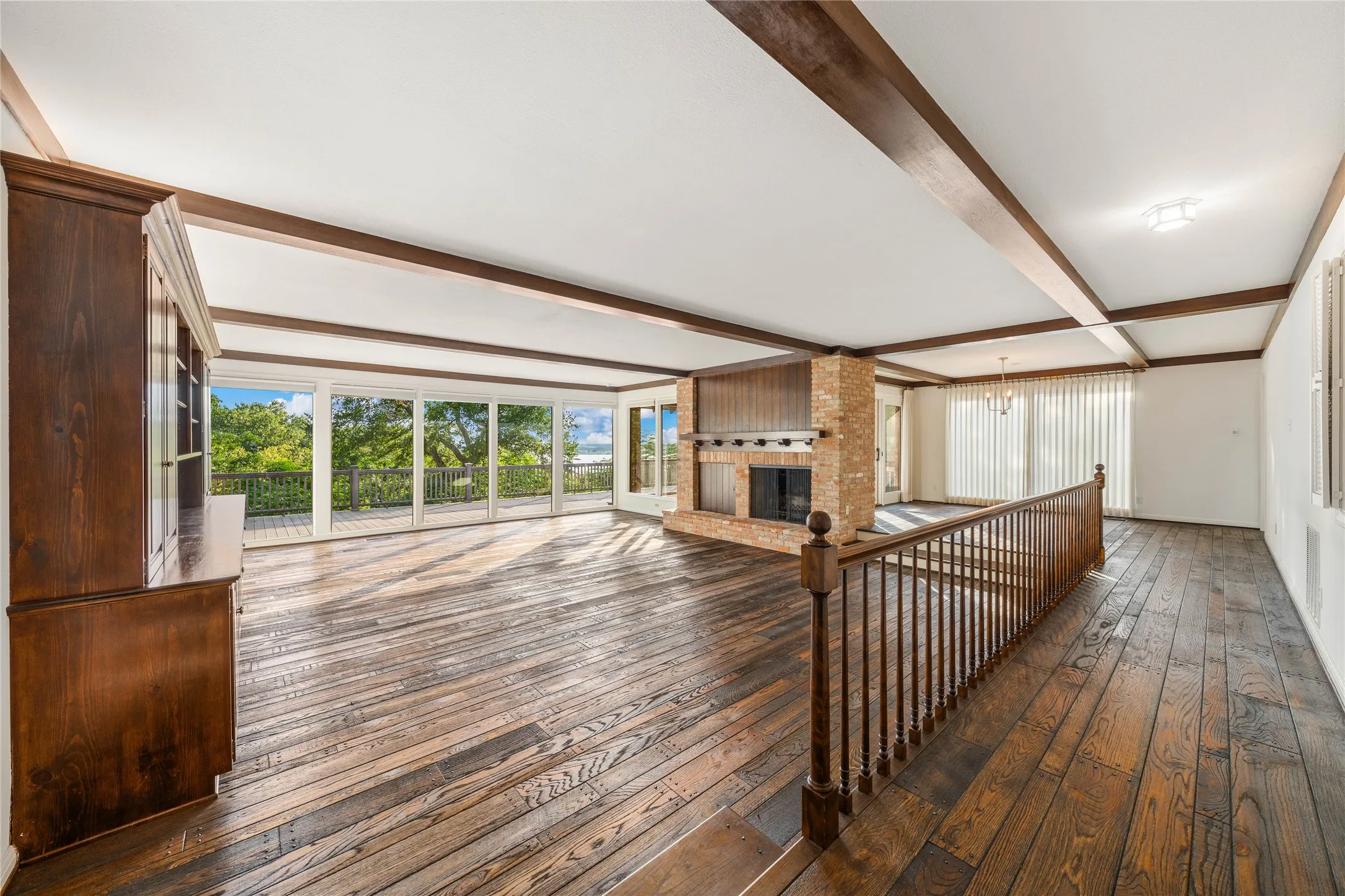 Single Family Residence For Sale in Mc Lennan County , 3010 Inverness Drive, Waco, Texas 76710, 3 Bedrooms, 3 Bathrooms, 2 Garage spaces, 3,698 Sqft, built in 1970, Price $1,400,000, mls#21299827, Real Estate Agent in Waco, Homes For Sale in Mc Lennan county, Homes For Sale in Waco, Realtor in Waco Texas, Real Estate Brokerage Independent Realty Texas, Luminita Cordes Realtor