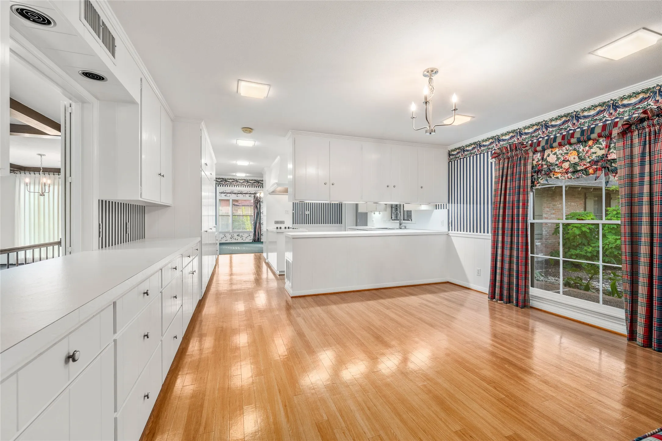 Single Family Residence For Sale in Mc Lennan County , 3010 Inverness Drive, Waco, Texas 76710, 3 Bedrooms, 3 Bathrooms, 2 Garage spaces, 3,698 Sqft, built in 1970, Price $1,400,000, mls#21299827, Real Estate Agent in Waco, Homes For Sale in Mc Lennan county, Homes For Sale in Waco, Realtor in Waco Texas, Real Estate Brokerage Independent Realty Texas, Luminita Cordes Realtor