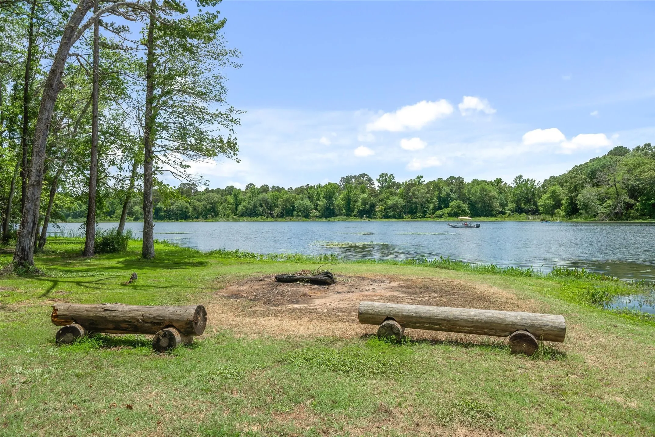 Single Family Residence For Sale in Wood County , 1056 County Road 3810, Hawkins, Texas 75765, 3 Bedroom, 4 Bathroom, 2 Garage spaces, 2,820 Sqft, built in 2001, mls#21282464, Real Estate Agent in Hawkins, Homes For Sale in Wood county, Homes For Sale in Hawkins, Realtor in Hawkins Texas, Real Estate Brokerage Independent Realty Texas, Luminita Cordes Realtor