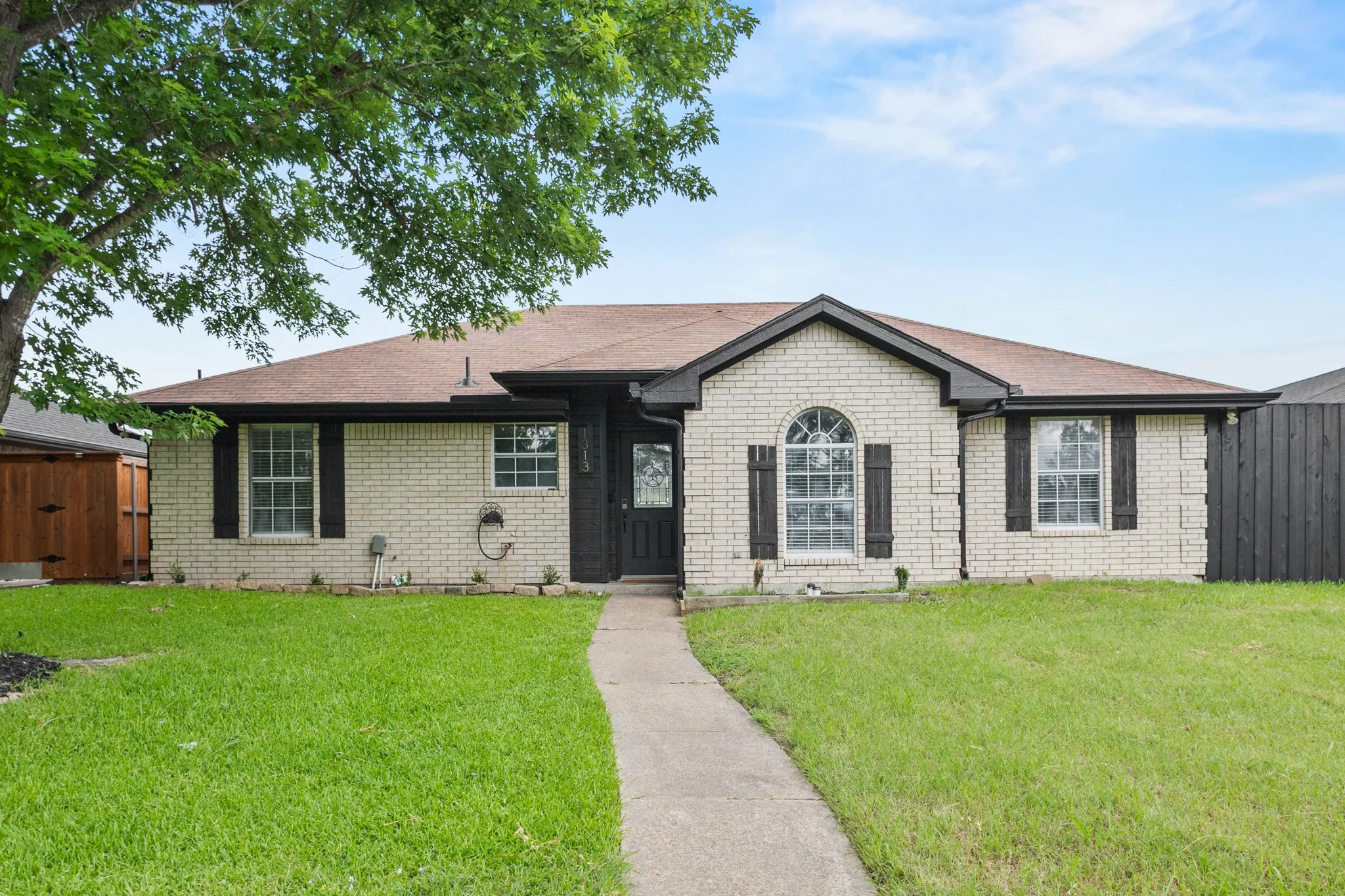 Single Family Residence For Sale in Dallas County , 1313 Crosscreek Lane, Seagoville, Texas 75159, 4 Bedroom, 3 Bathroom, Garage spaces, 1,447 Sqft, built in 1996, mls#21301045, Real Estate Agent in Seagoville, Homes For Sale in Dallas county, Homes For Sale in Seagoville, Realtor in Seagoville Texas, Real Estate Brokerage Independent Realty Texas, Luminita Cordes Realtor