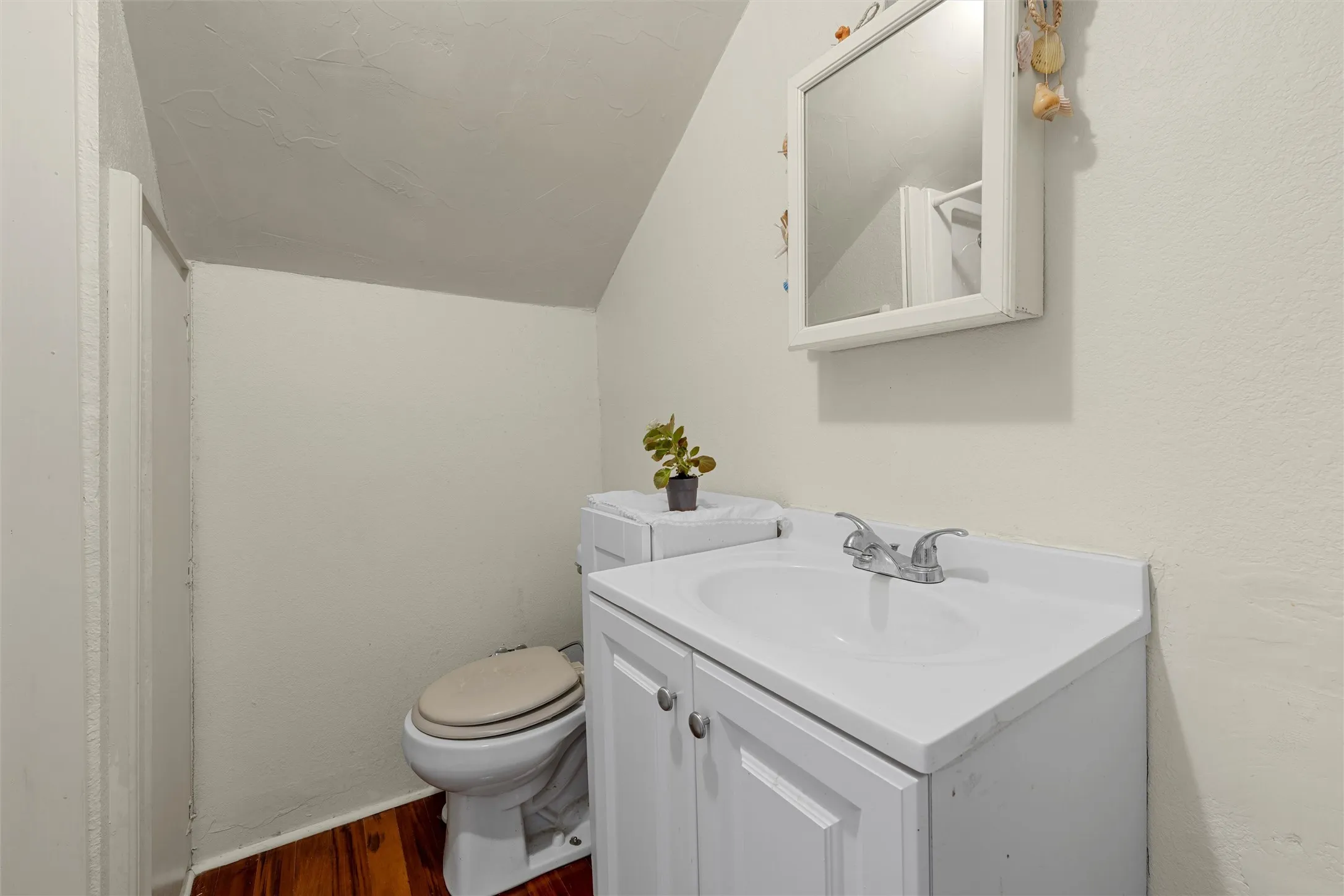 Single Family Residence For Sale in Bosque County , 8395 STATE HIGHWAY 22, Meridian, Texas 76665, 4 Bedroom, 2 Bathroom, Garage spaces, 1,856 Sqft, built in 1960, mls#21301021, Real Estate Agent in Meridian, Homes For Sale in Bosque county, Homes For Sale in Meridian, Realtor in Meridian Texas, Real Estate Brokerage Independent Realty Texas, Luminita Cordes Realtor