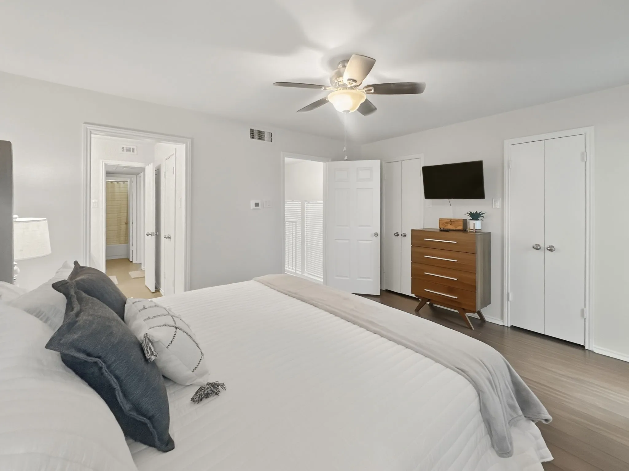 Condominium For Rent in Dallas County , 15151 Berry Trail 601, Dallas, Texas 75248, 2 Bedroom, 2 Bathroom, Garage spaces, 1,135 Sqft, built in 1980, Price $1,950, mls#21301069, Real Estate Agent in Dallas, Homes For Rent in Dallas county, Homes For Rent in Dallas, Realtor in Dallas Texas, Real Estate Brokerage Independent Realty Texas, Luminita Cordes Realtor